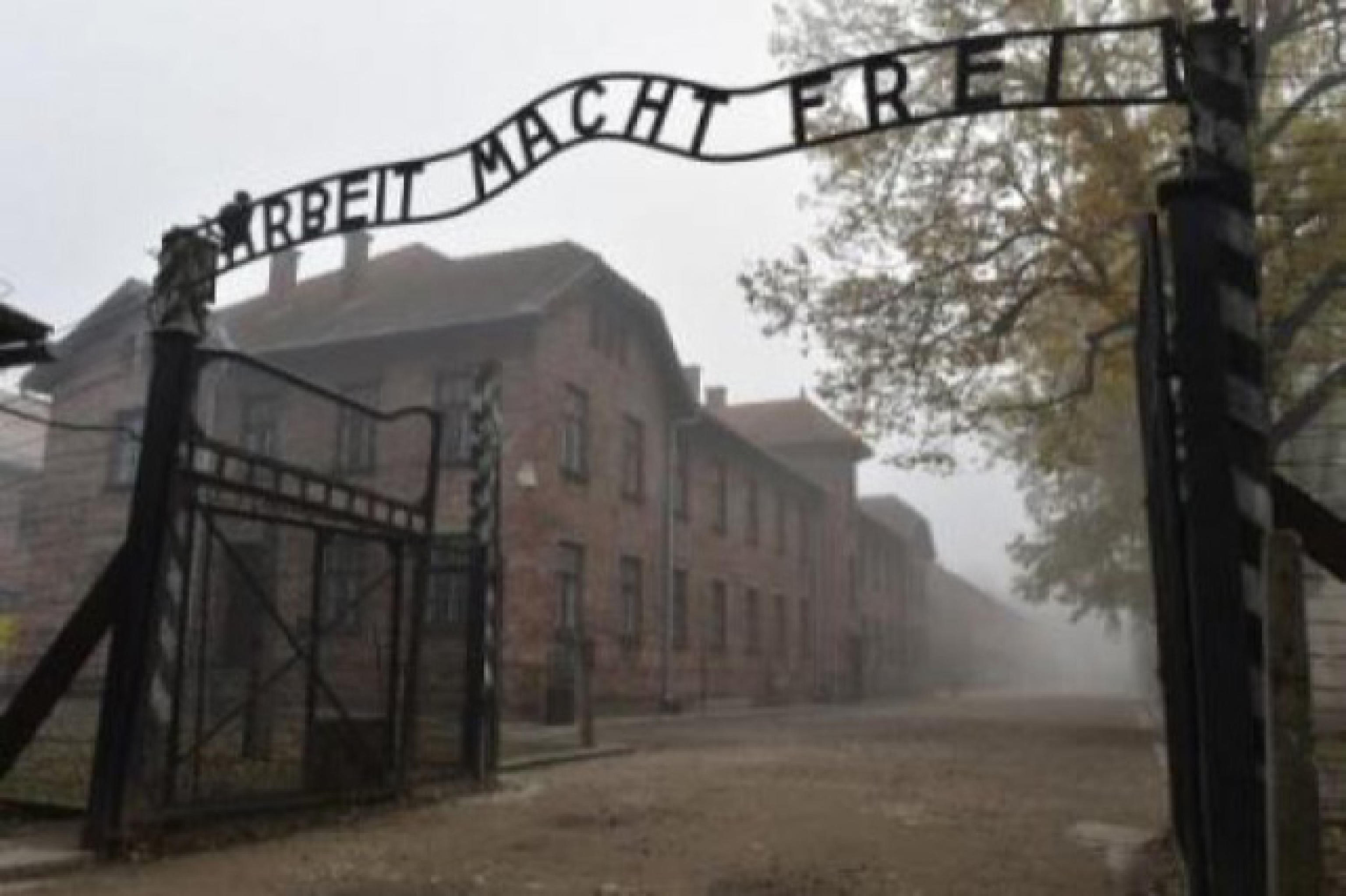 Auschwitz, una turista si fotografa mentre fa il saluto nazista. E si giustifica: «Era un brutto scherzo»