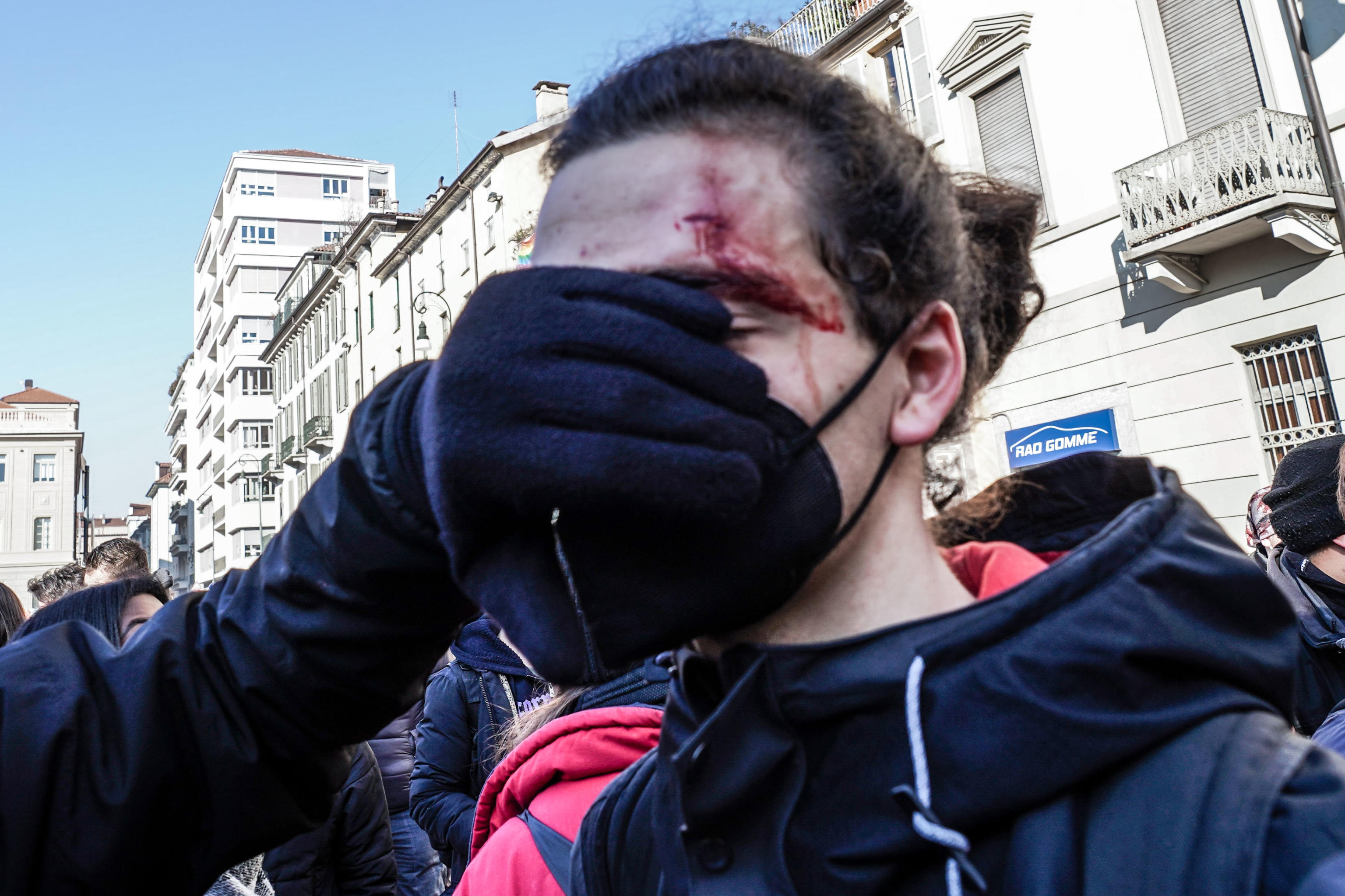 La manifestazione degli studenti in ricordo di Lorenzo, ragazzo morto durante l'alternanza scuola-lavoro, finisce con cariche della polizia e feriti, Torino, 28 gennaio 2022 ANSA/JESSICA PASQUALON