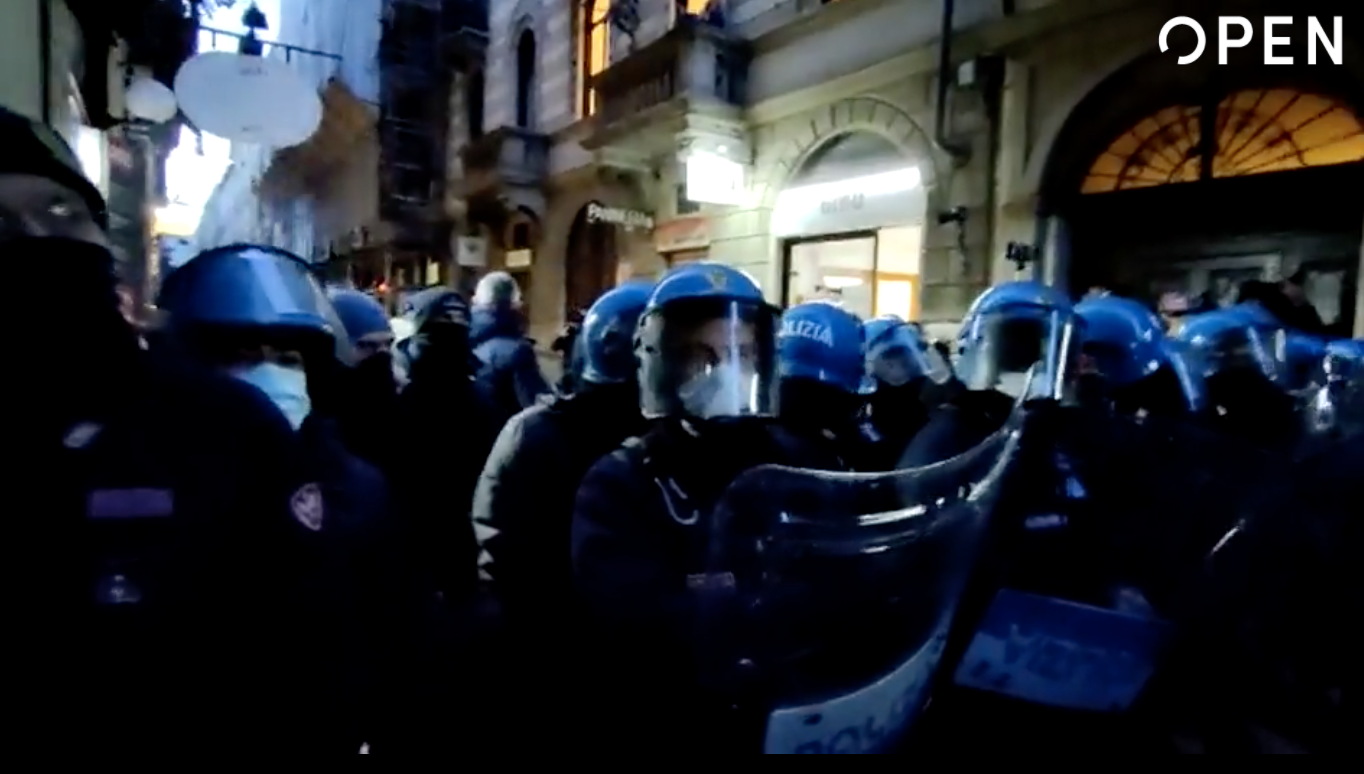 Torino, tensione al corteo No Green pass tra i manifestanti e la polizia: «Schiavi, brucerete all’inferno» – Foto e video