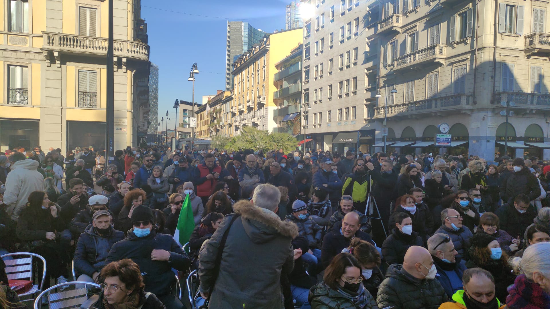 Dall’ex pilota Melandri al Nobel Montagnier, i volti e gli slogan dei No Green pass a Milano