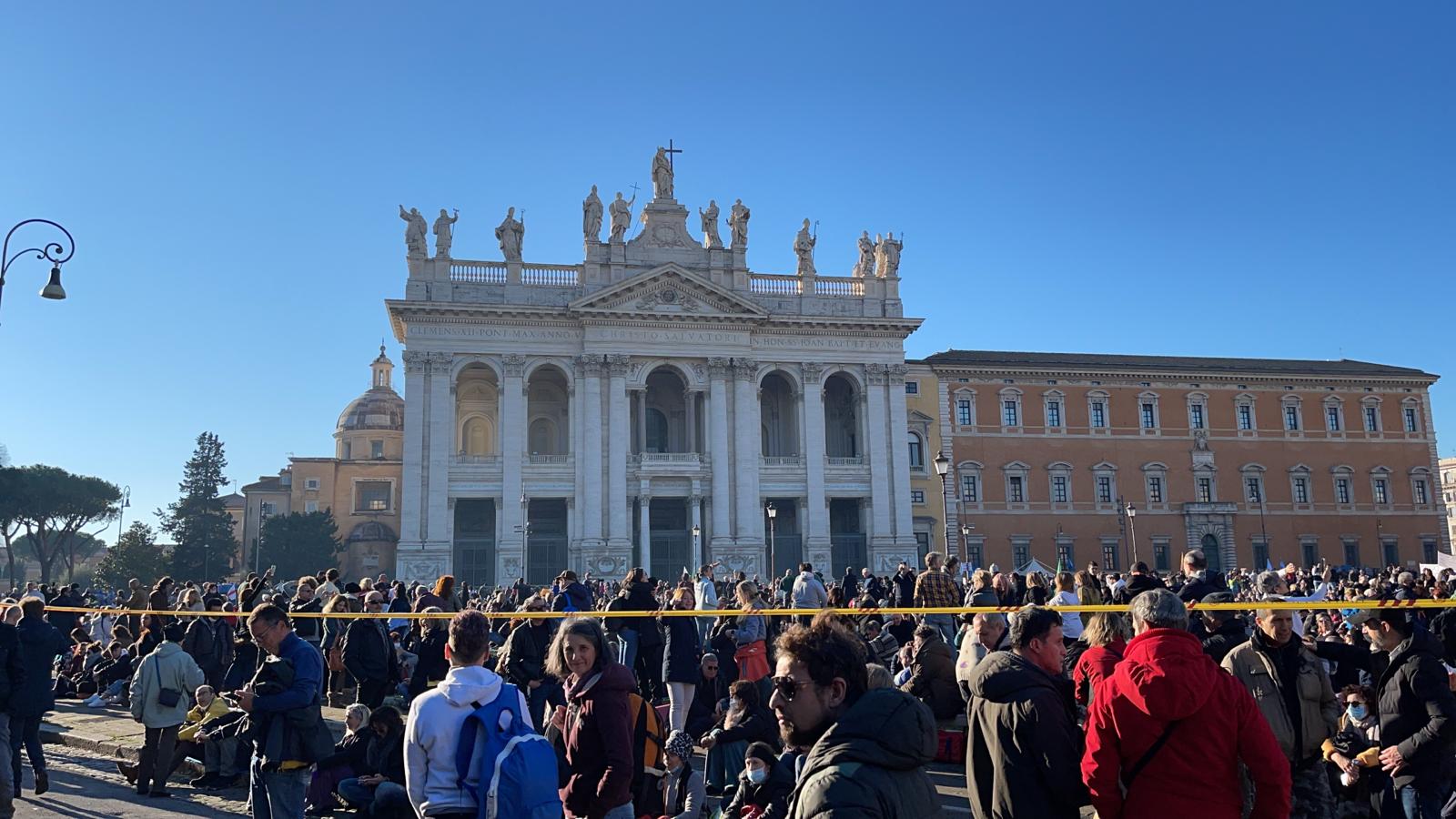 No Green pass, migliaia a Roma: «Draghi nemico pubblico numero uno, facciamo saltare questo governo» – Video e foto