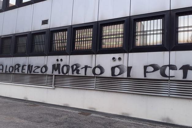 La scritta per Lorenzo Parelli «morto di PCTO» alla provincia di Trento – La foto