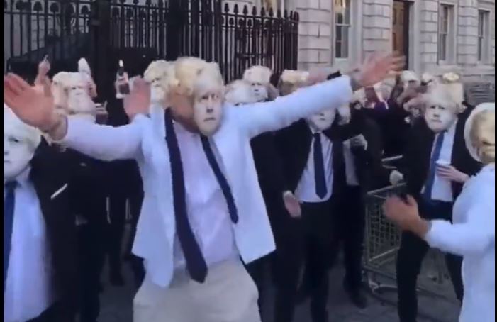 Boris Johnson, finto party davanti Downing Street con le maschere del primo ministro uk