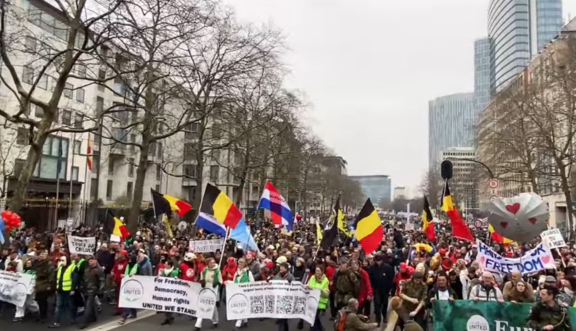 Bruxelles, tensioni alla manifestazione contro le restrizioni Covid: la polizia usa idranti e lacrimogeni – Il video