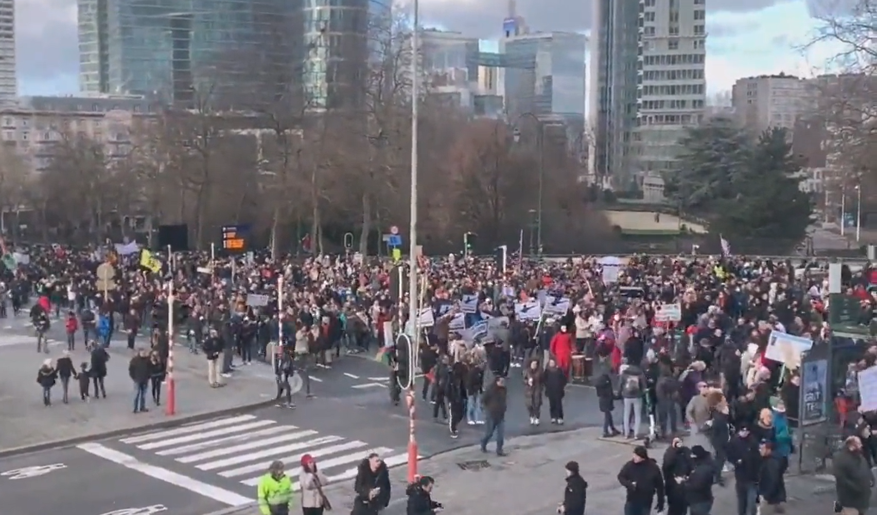 «Il governo ci porta al macello»: a Bruxelles migliaia in piazza contro le restrizioni anti Covid – Il video