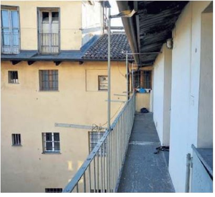 «È stata lanciata dal balcone»: l’autopsia sulla bimba morta a Torino e il filmato della caduta