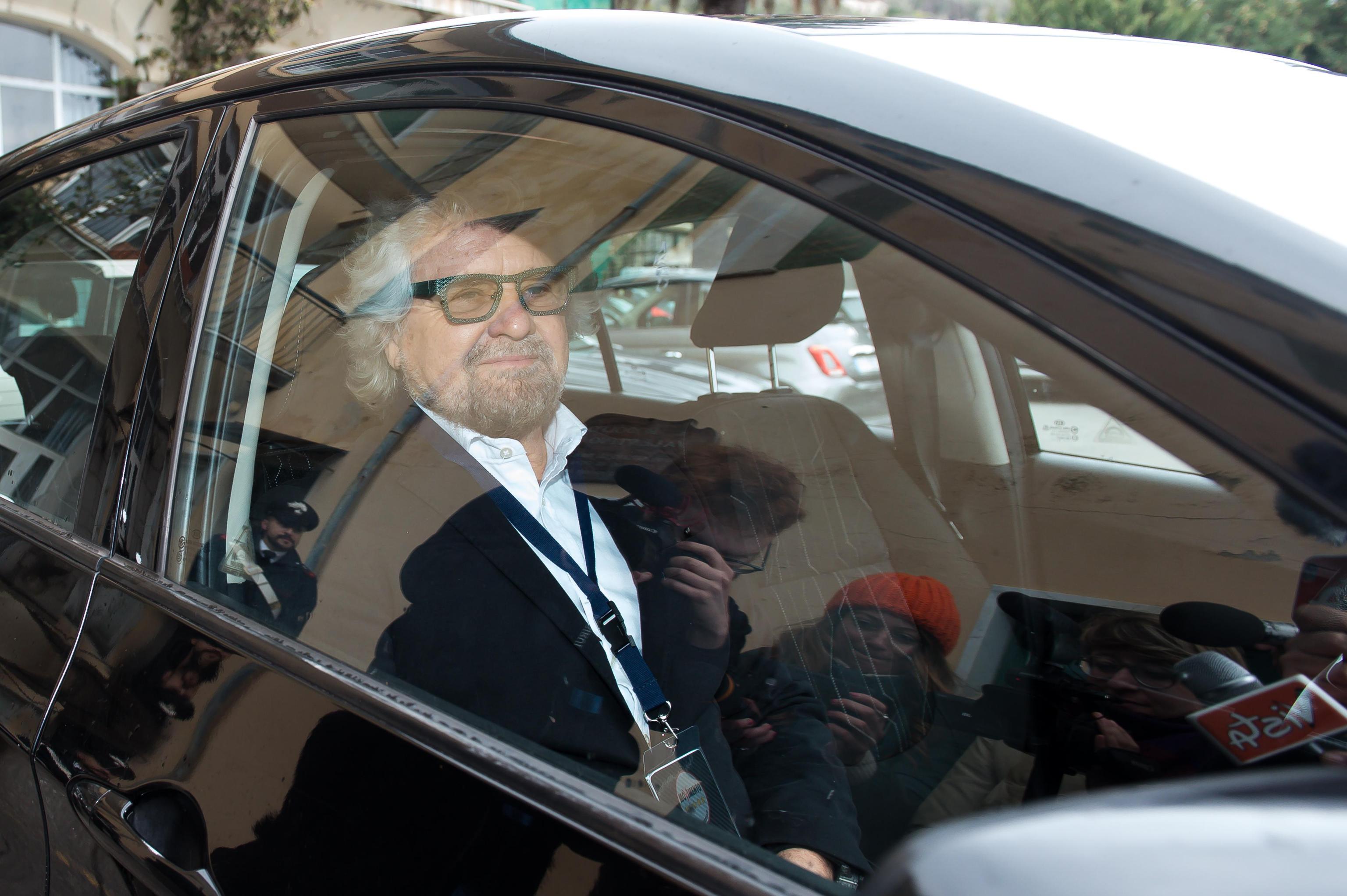 Pacco sospetto a casa di Beppe Grillo: scatta l’allarme sicurezza. È il secondo caso in pochi mesi