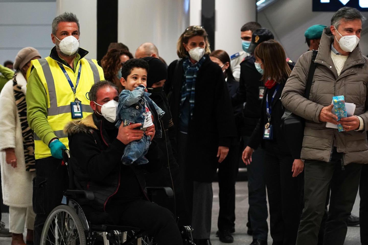 «Mustafa camminerà»: arriva in Italia per le cure il bambino simbolo del dramma siriano – Il video