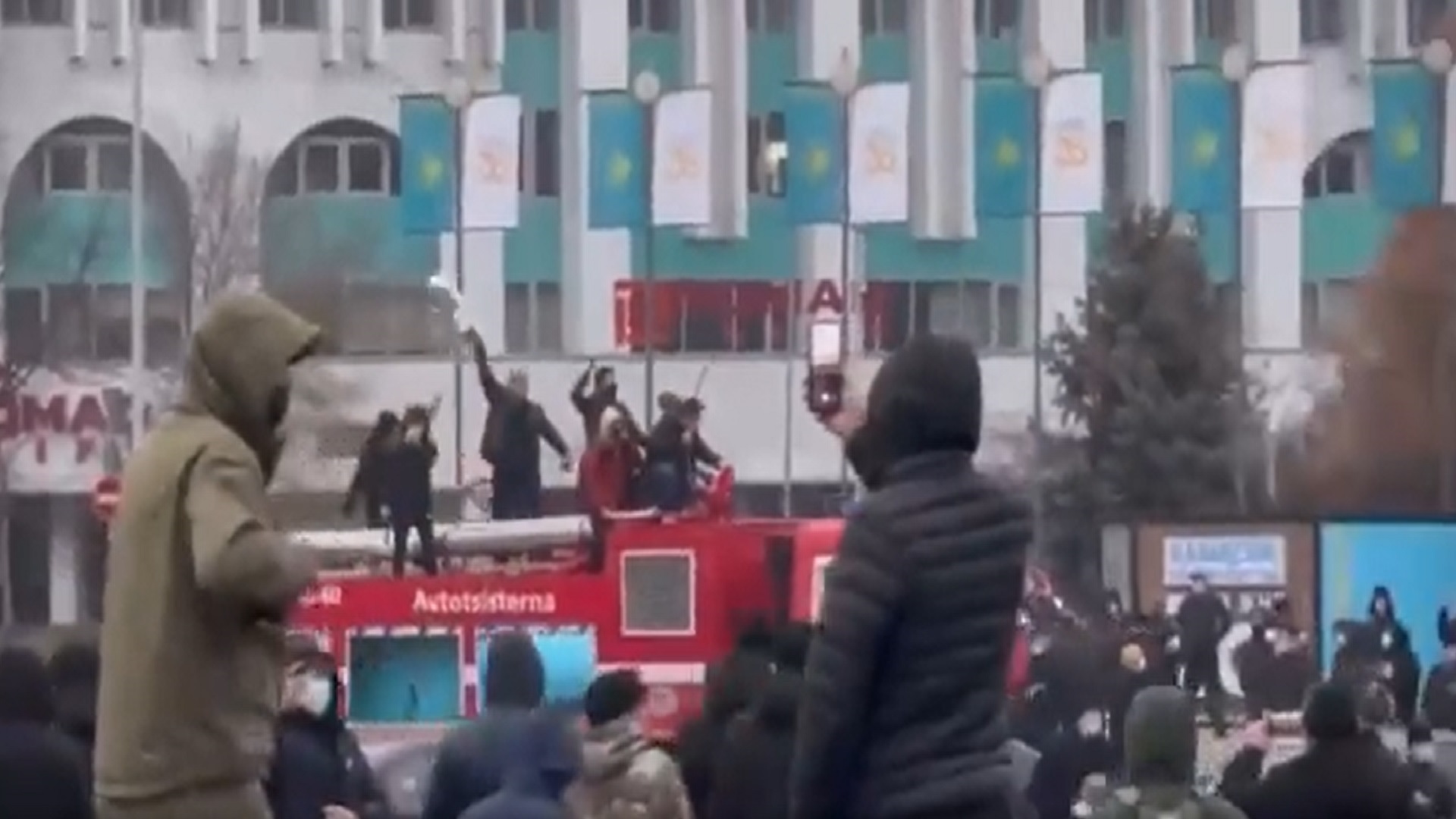 Kazakistan, l’assalto alla tv in fiamme. Il governo: «Massima allerta antiterrorismo» – Il video