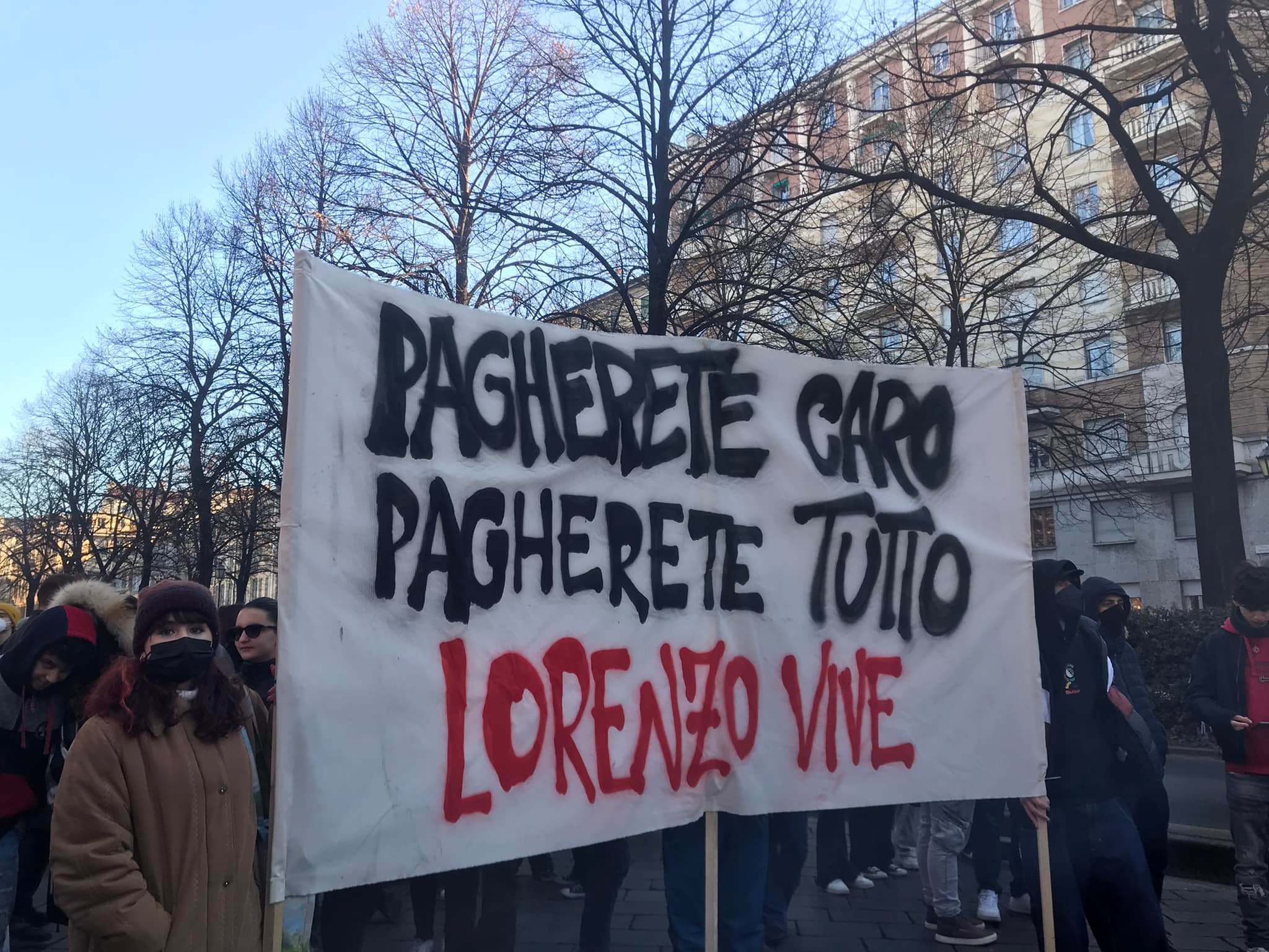 Torino, gli scontri tra studenti e polizia durante la manifestazione per Lorenzo Parelli Torino, gli scontri tra studenti e polizia durante la manifestazione per Lorenzo Parelli
