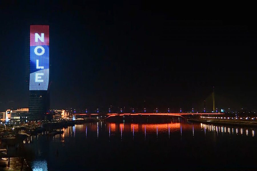 «Nole, sei l’orgoglio della Serbia»: la scritta gigante apparsa sulla torre di Belgrado – Il video