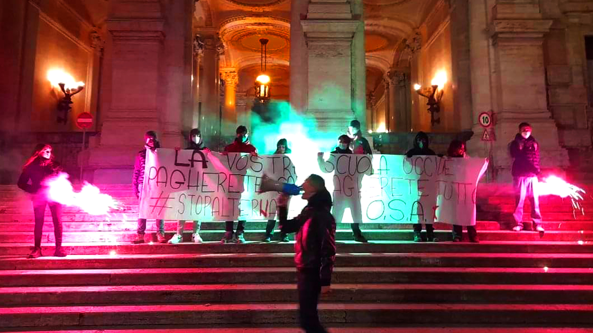 Roma, scontri tra studenti e polizia al sit in ricordo di Lorenzo Parelli: «Chi l’ha ammazzato sono i criminali al governo» – I video