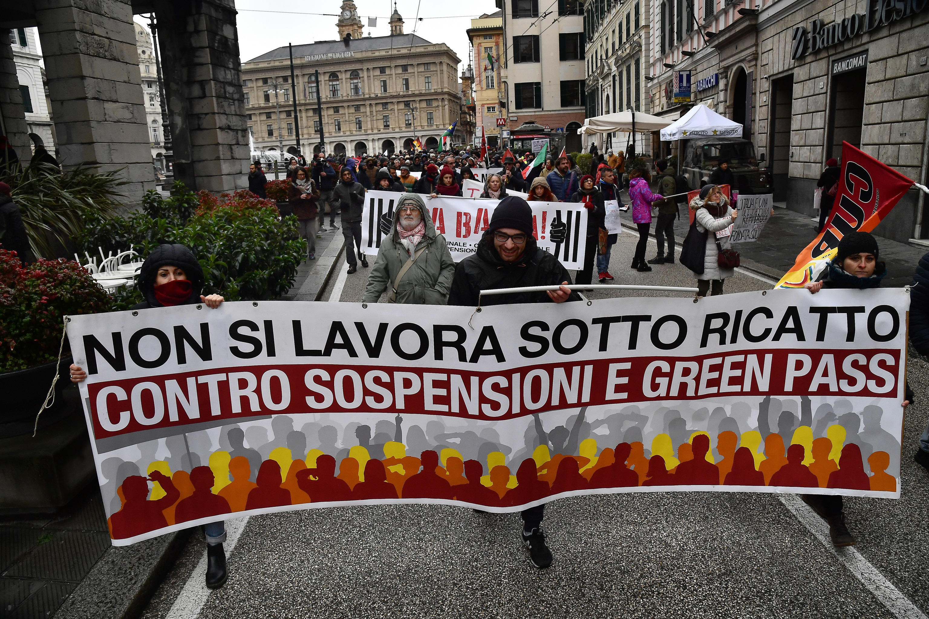 Un momento del corteo di protesta contro l'obbligo vaccinale per gli ultra 50 enni e il Green Pass organizzato dal sindacato Cub e dai movimenti No Green Pass. Genova, 15 febbraio 2022.
ANSA/LUCA ZENNARO