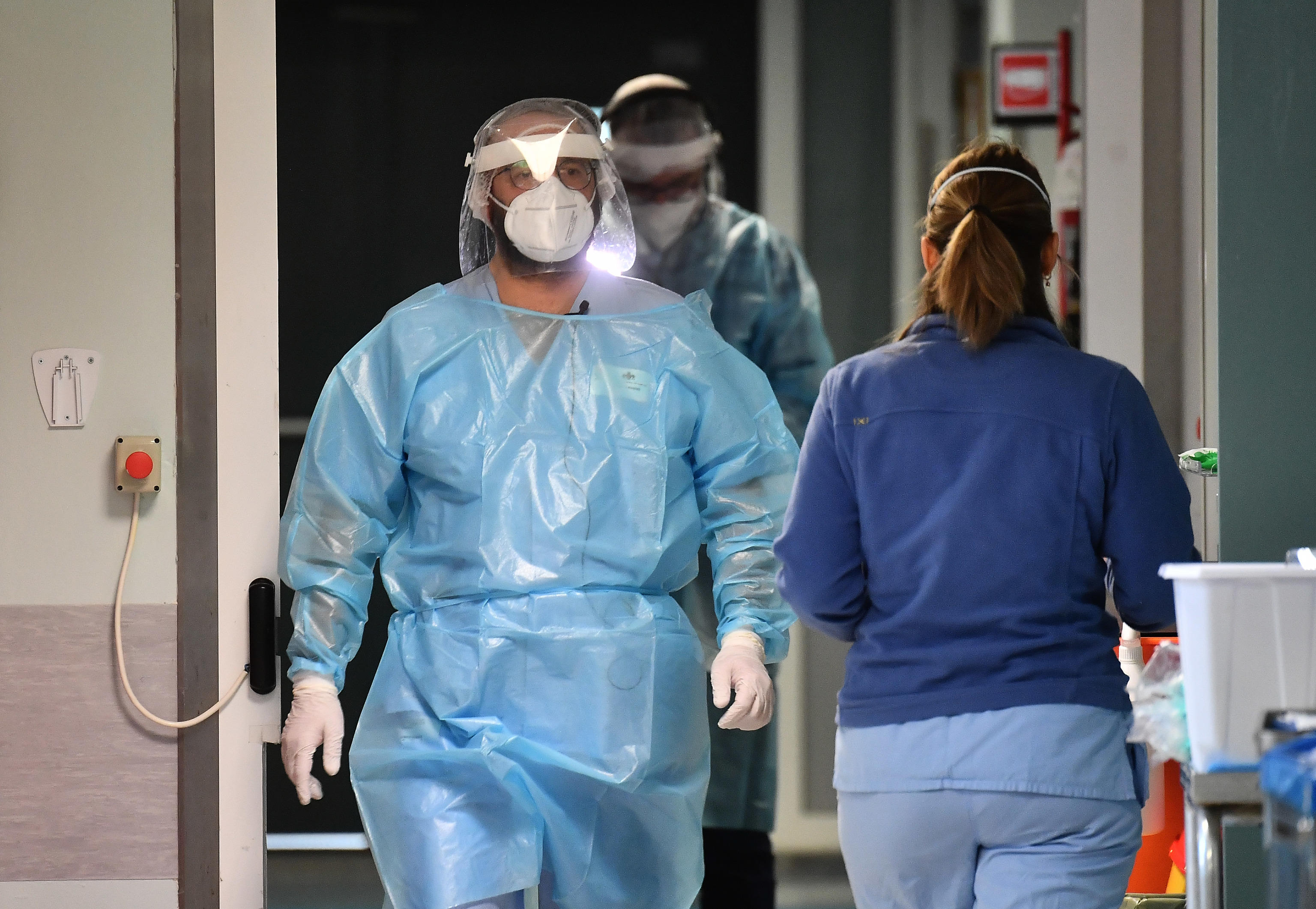 La rianimazione Covid all'ospedale policlinico San Martino di Genova. Da una sala operatoria dismessa e' stata ricavata una sala gli addii dove parenti e amici possono accompagnare il loro congiunto, verso l'ultimo viaggio con il conforto della vicinanza dei propri cari. Nella prima ondata non c'e' stata la possibilita' di attrezzarla e i pazienti deceduti venivano salutati in Pronto Soccorso e mai piu' rivisti, nella maggioranza dei casi nemmeno dopo morti. Genova, 18 febbraio 2022.
ANSA/LUCA ZENNARO