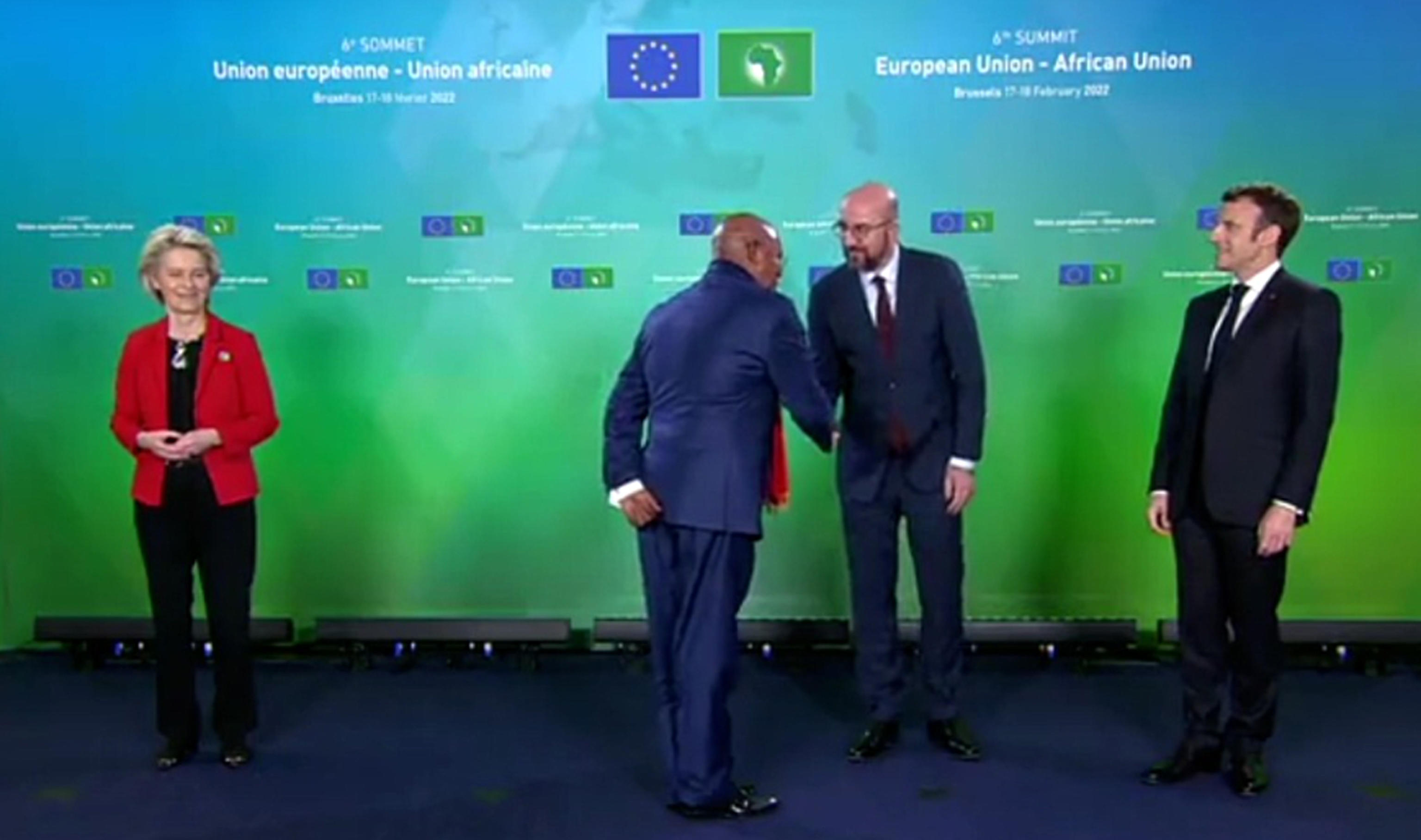 Dopo il 'Sofagate' di Ankara dell'aprile 2021 un altro episodio di imbarazzo ha coinvolto, suo malgrado, la presidente della Commissione Ue Ursula von der Leyen. Giovedì durante l'arrivo dei leader africani a Bruxelles per il vertice Ue-Africa, il ministro degli esteri ugandese Odongo Jeje ha infatti saltato la stretta di mano con la numero uno dell'esecutivo europeo dopo la foto di rito con von der Leyen, il presidente del Consiglio Ue Charles Michel e il presidente francese Emmanuel Macron, 20 febbraio 2022.  ANSA / Twitter    +++ATTENZIONE LA FOTO NON PUO' ESSERE PUBBLICATA O RIPRODOTTA SENZA L'AUTORIZZAZIONE DELLA FONTE DI ORIGINE CUI SI RINVIA+++   +++NO SALES; NO ARCHIVE; EDITORIAL USE ONLY+++