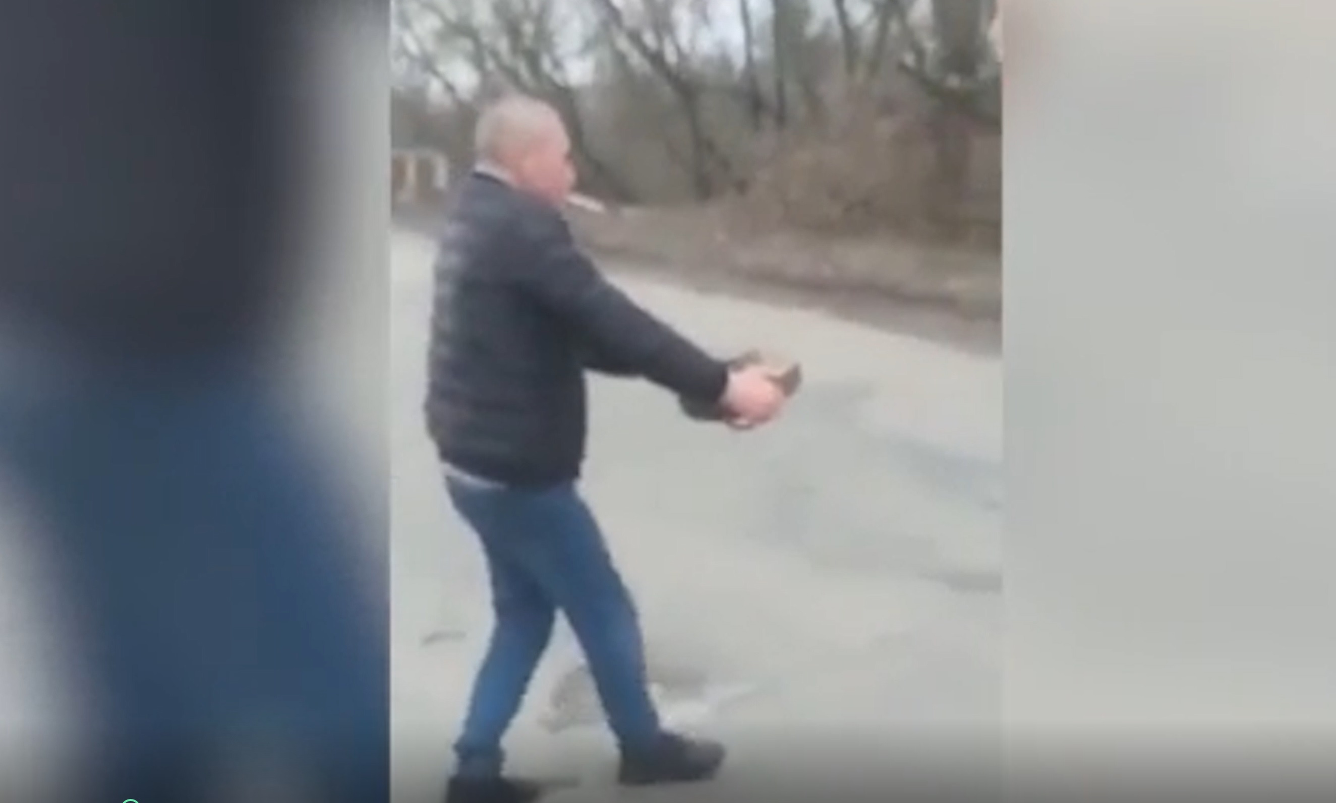Ucraina, trova una mina anti uomo per strada: la porta nel bosco a mani nude – Il video