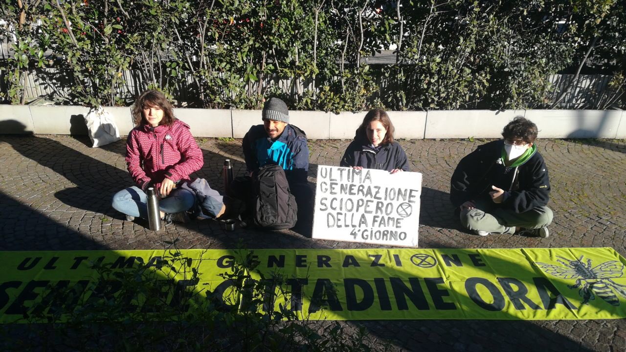 Clima, Cingolani non convince gli attivisti: «Ci ha detto di chiedere a Draghi». Continua lo sciopero della fame – Il video