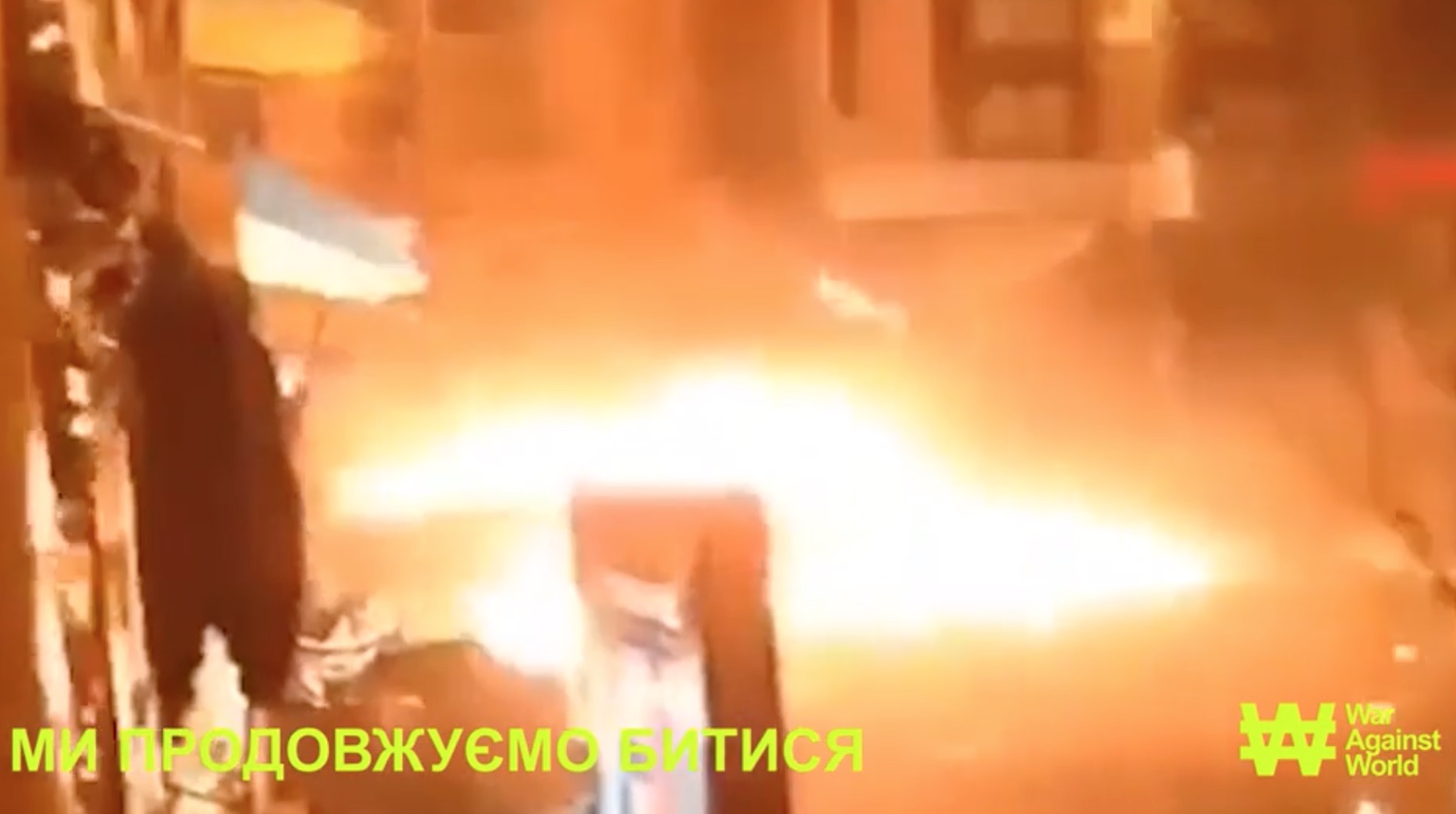 «Il bombardamento a Kharkiv è crimine di guerra». Zelensky durissimo: «Fuori la Russia da tutti i porti e i cieli del mondo» – Il video