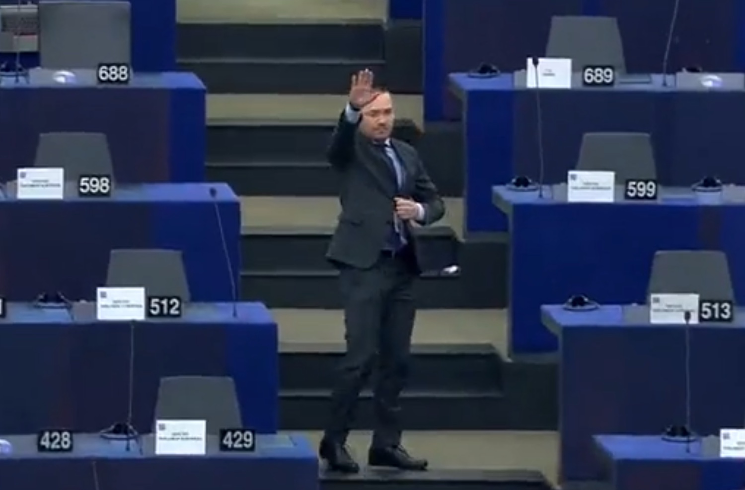 «Lunga vita a Orban…» e saluta col braccio teso al Parlamento europeo. Poi le scuse del conservatore bulgaro – Il video