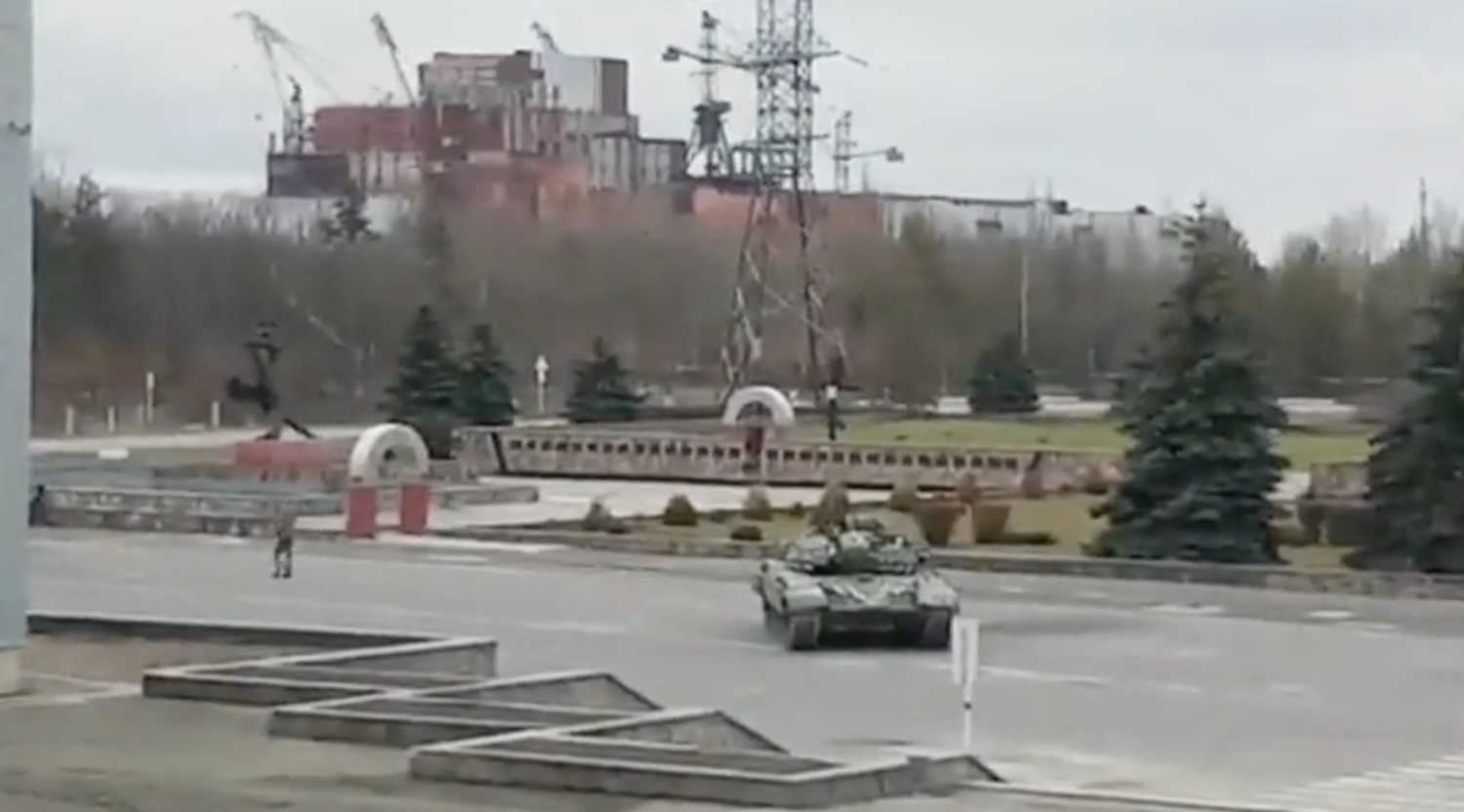 Paura a Chernobyl, le truppe russe conquistano la centrale nucleare. Zelensky: «È una dichiarazione di guerra all’Europa» – Il video