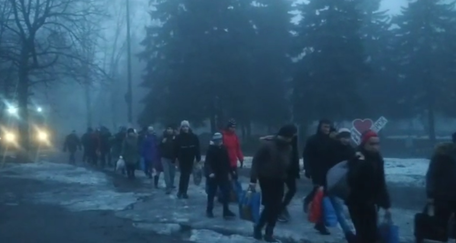 Crisi ucraina, donne e bambini in fuga dalle regioni filo-russe: «Coda di 22 km al confine con la Russia» – I video