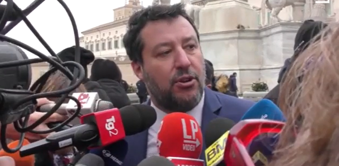 Cannabis, Salvini alla giornalista: «Se vuole farsi le canne è libera di farlo. Io sono contro ogni tipo di droga»