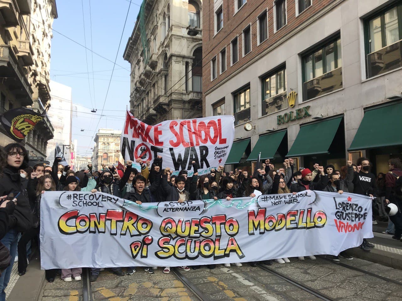 Tra i manifestanti di Milano: «Il ministro Bianchi? Il suo modello di scuola è nemico degli studenti» – Il video