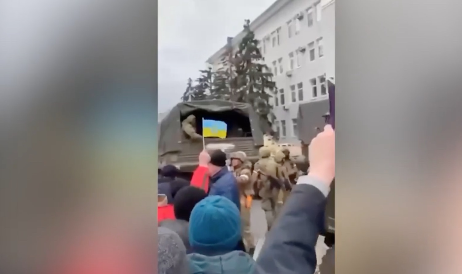 «Questa è Ucraina!» la protesta a Berdyansk: la folla sfida i soldati russi che hanno conquistato la città – Il video