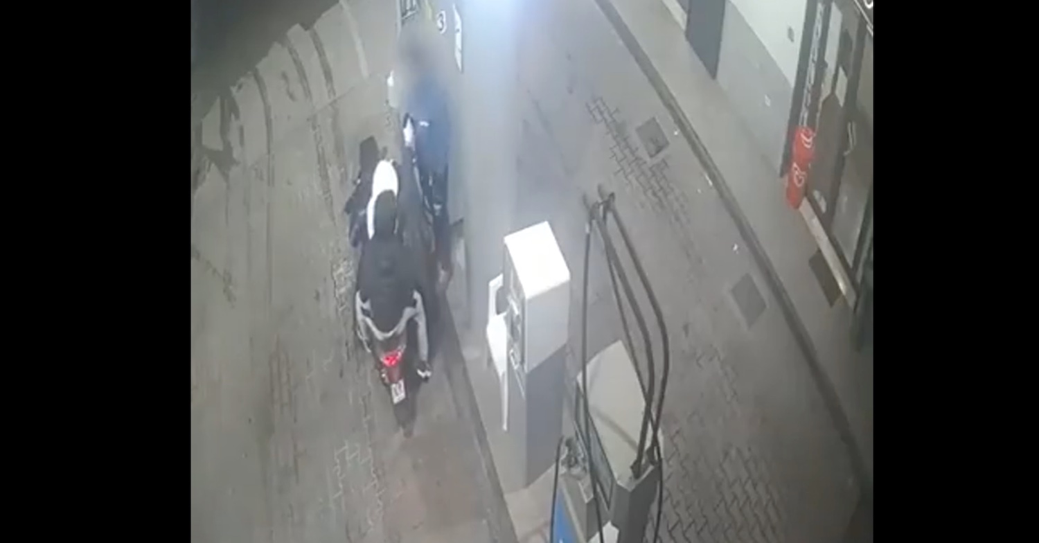 Napoli, la rapina violenta dei baby rapinatori. La pistola puntata alla tempia del benzinaio: «Scene agghiaccianti: sono tre giovanissimi» – Il video