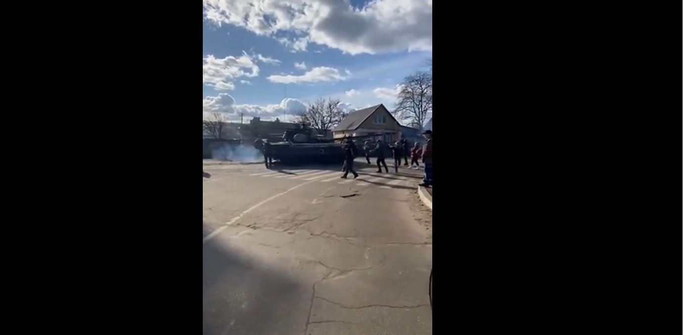 Ucraina come piazza Tienanmen: i civili provano a bloccare un carro armato russo a mani nude – I video