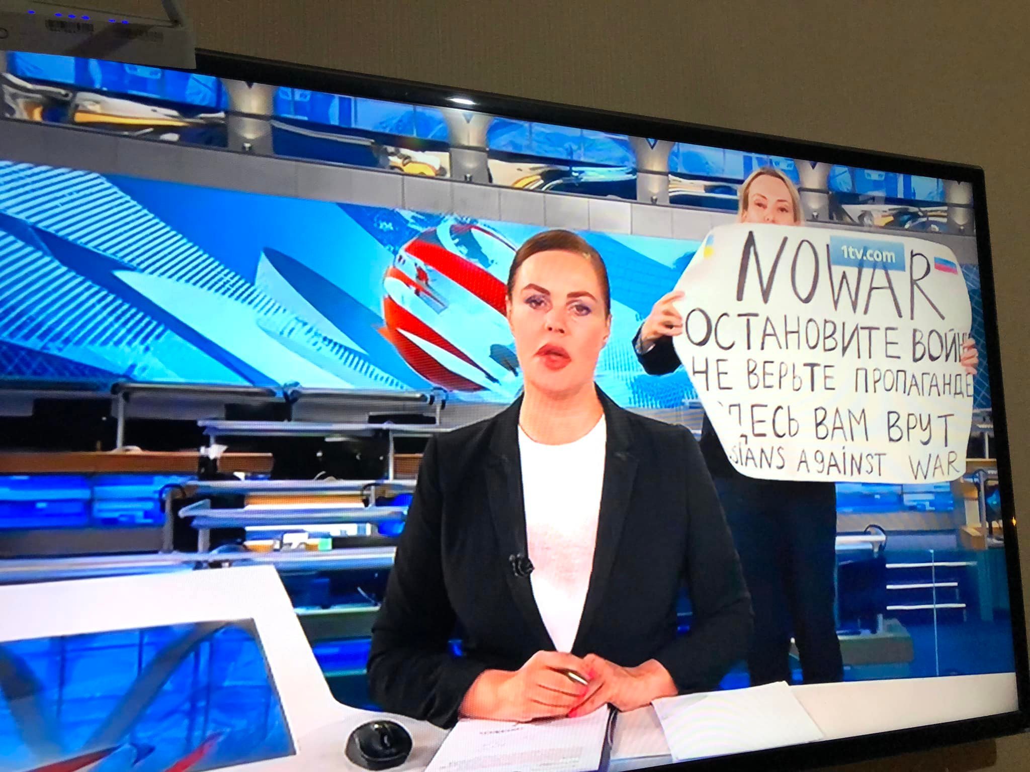 «Fermate la guerra»: una dipendente della tv di Stato russa manifesta in diretta contro l’invasione in Ucraina – Il video