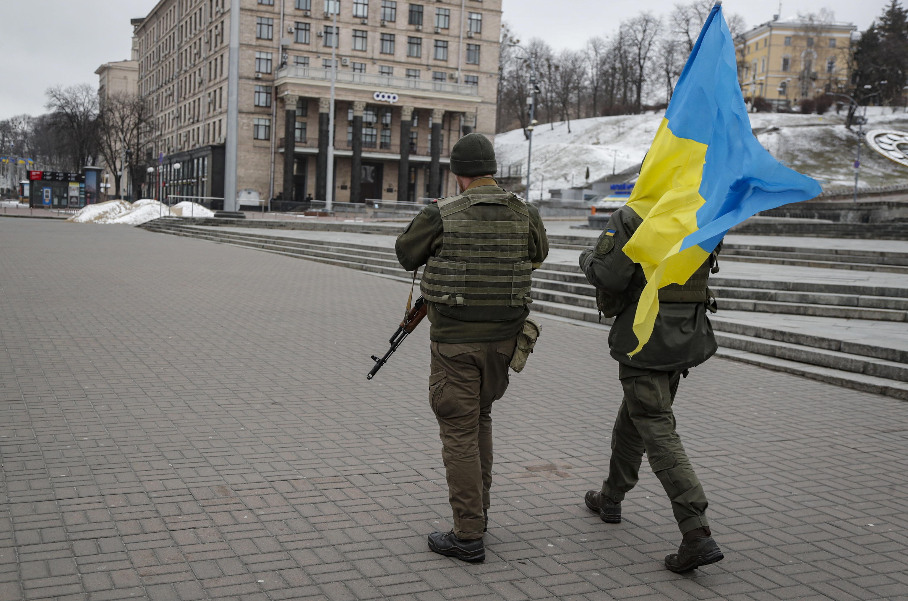 epa09793609 Ukrainian soldiers walk with the Ukrainian national flag in downtown Kiev (Kyiv), Ukraine, 01 March 2022. Russian troops entered Ukraine on 24 February prompting the country's president to declare martial law and triggering a series of announcements by Western countries to impose severe economic sanctions on Russia.  EPA/ZURAB KURTSIKIDZE
