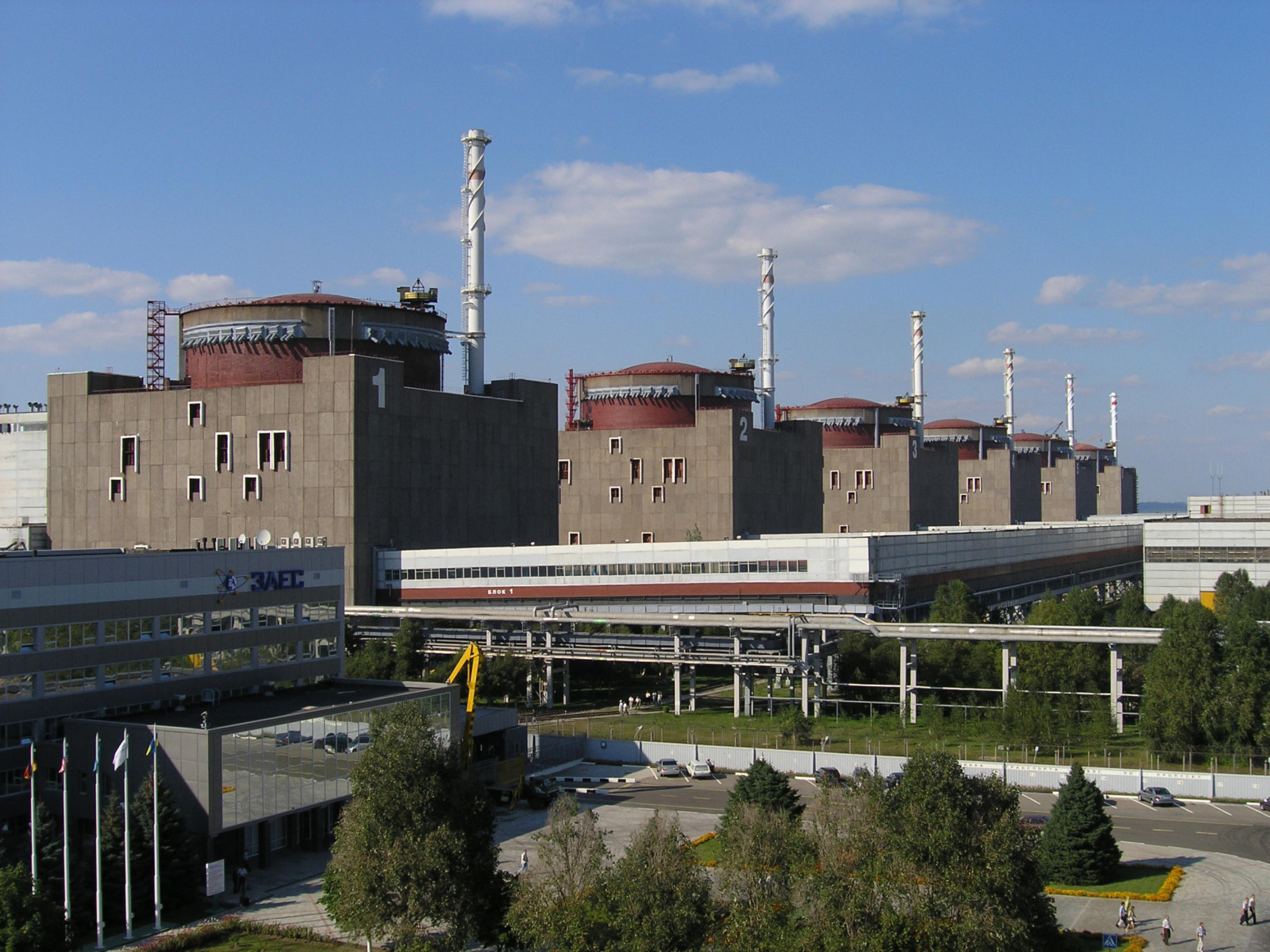 Missili sulla centrale nucleare di Zaporizhzia, Mosca denuncia: «Danni al sistema di raffreddamento per l’attacco ucraino»