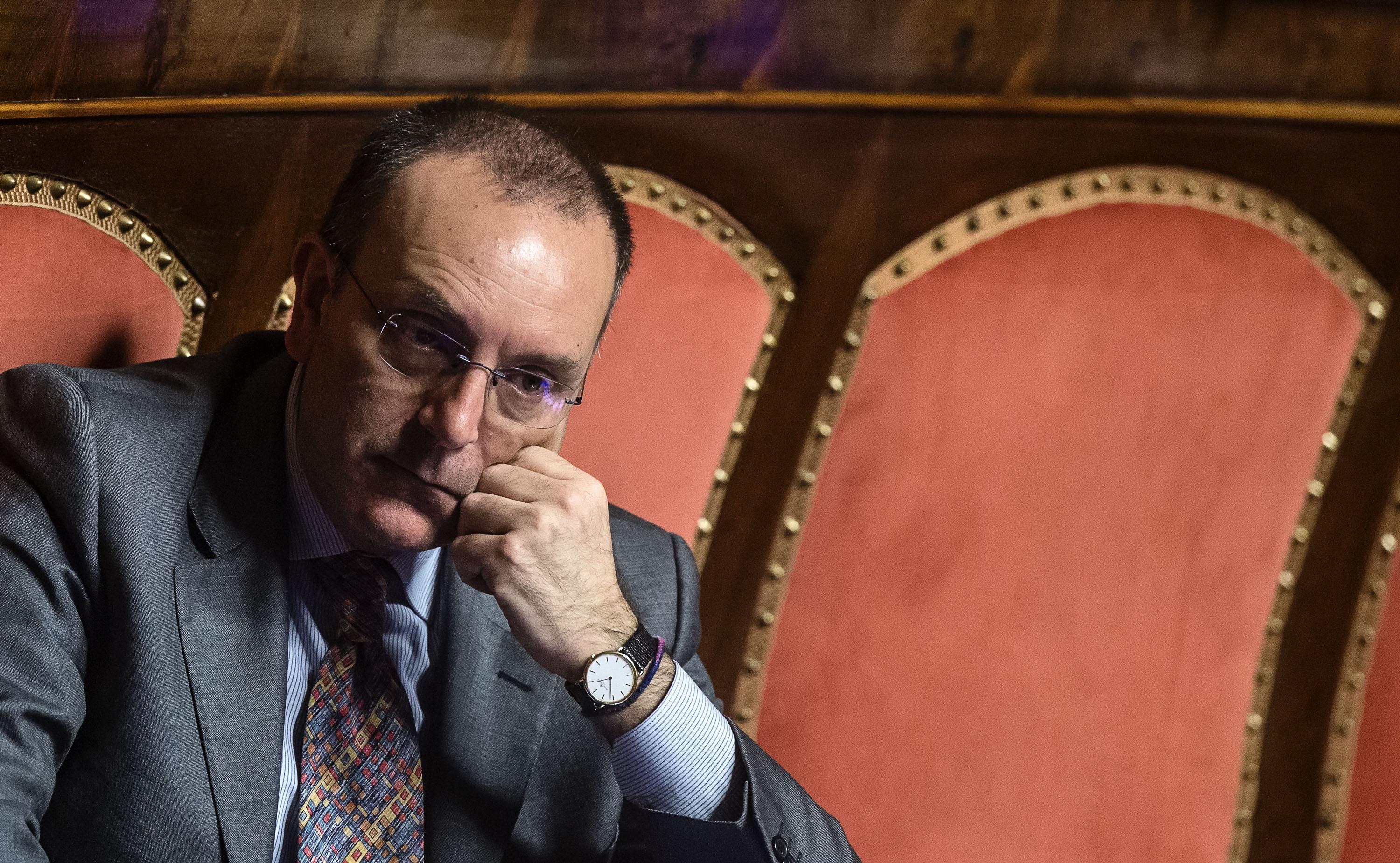Vito Petrocelli lascia il gruppo del M5s al Senato, il senatore filo Putin passa con l’ex grillino Lannutti
