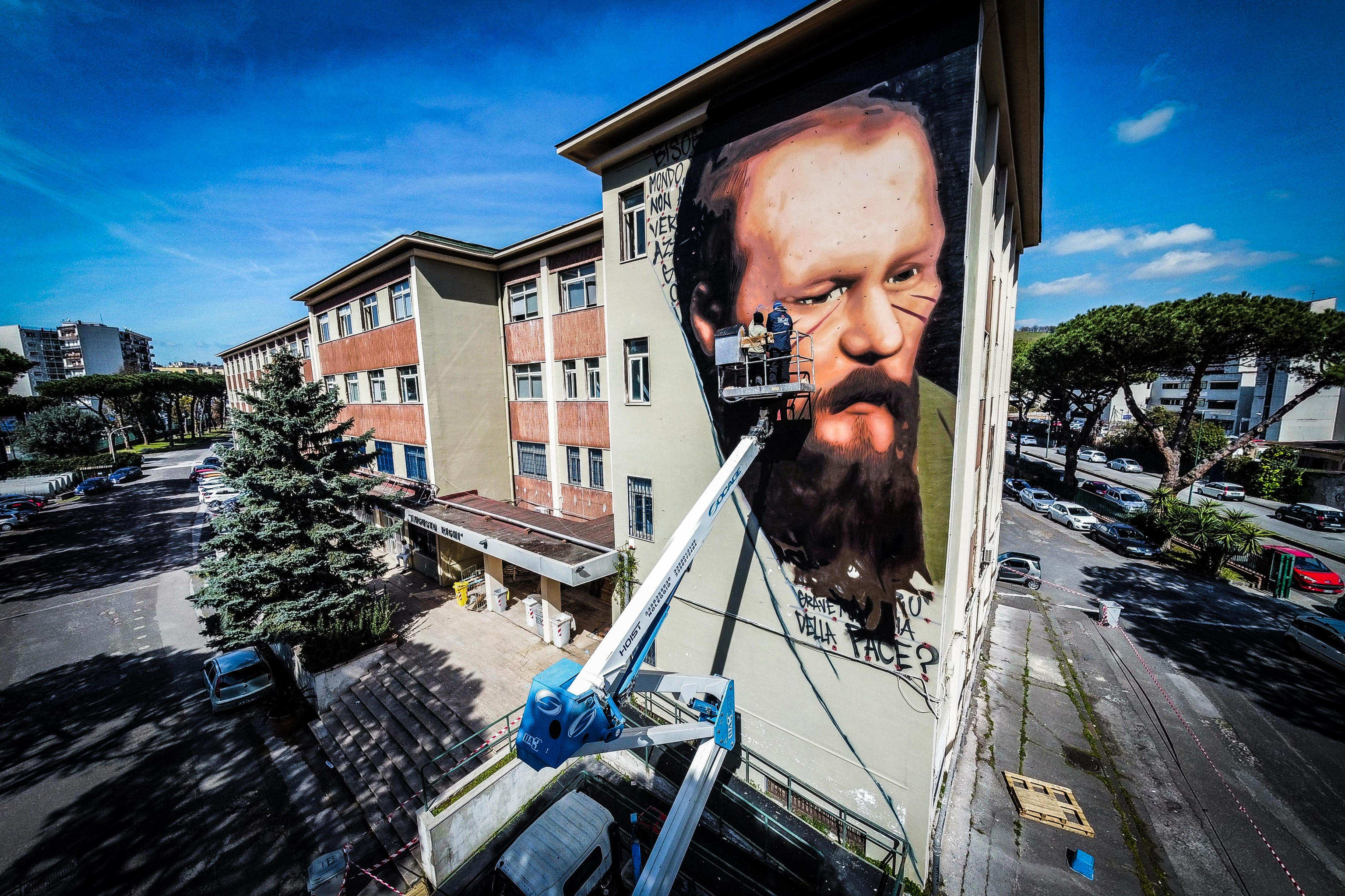 Un grande murales con il volto di Fedor Dostoevskij per dire no a qualsiasi tipo di censura. E' l'iniziativa a Napoli del writer Jorit Agoch che, in risposta alla sospensione, poi ritirata, delle lezioni di Paolo Nori sull'autore russo alla Bicocca di Milano, ha quasi portato a termine l'opera realizzata in pochissimo tempo sulla facciata di un istituto superiore, Napoli, 16 marzo 2022. ANSA/CESARE ABBATE