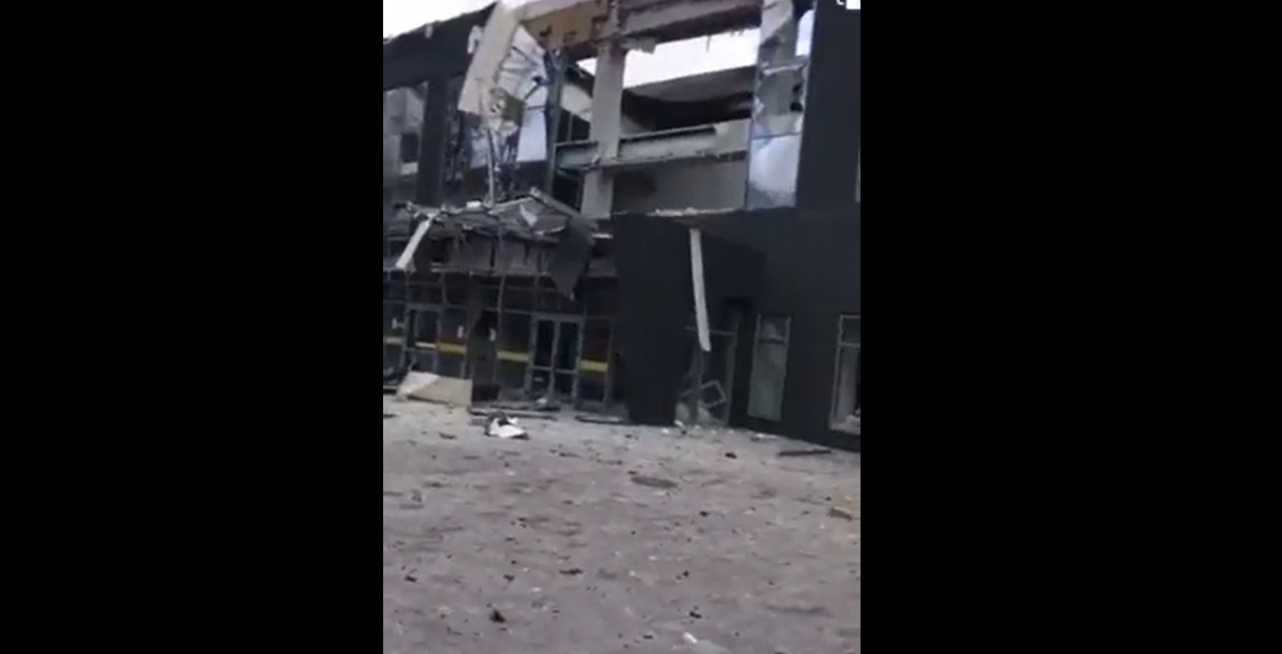 Mariupol, sotto attacco un altro rifugio: colpito un centro sportivo. Donne incinte sotto le macerie – Il video