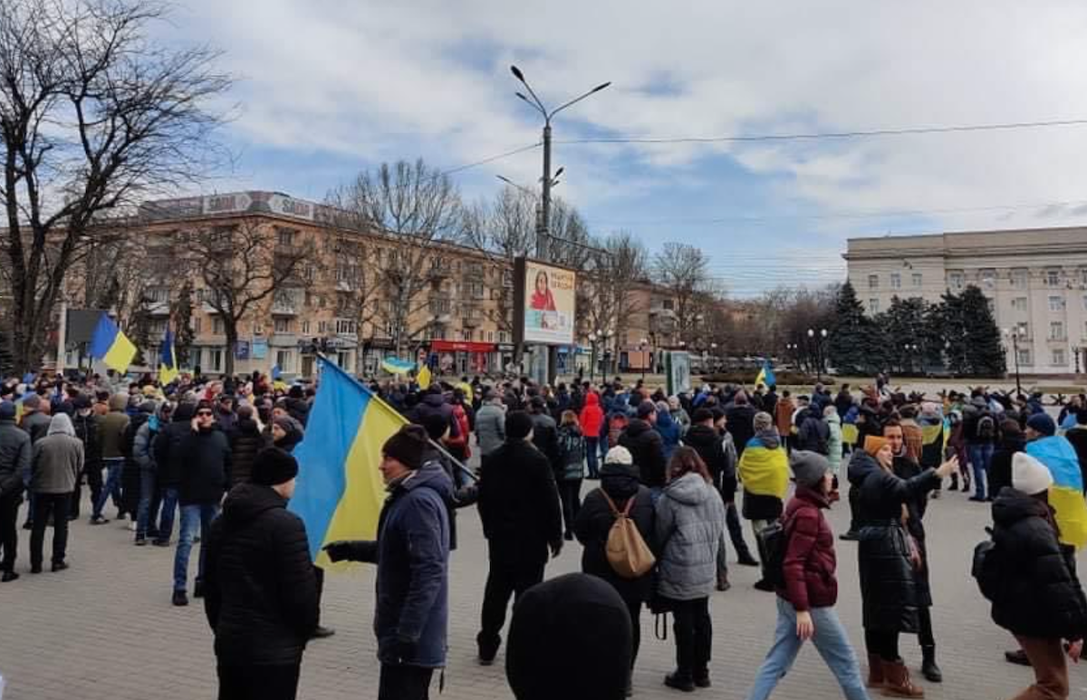 Ucraina, a Cherson non si fermano le proteste: nuova manifestazione contro l’occupazione russa – Il video