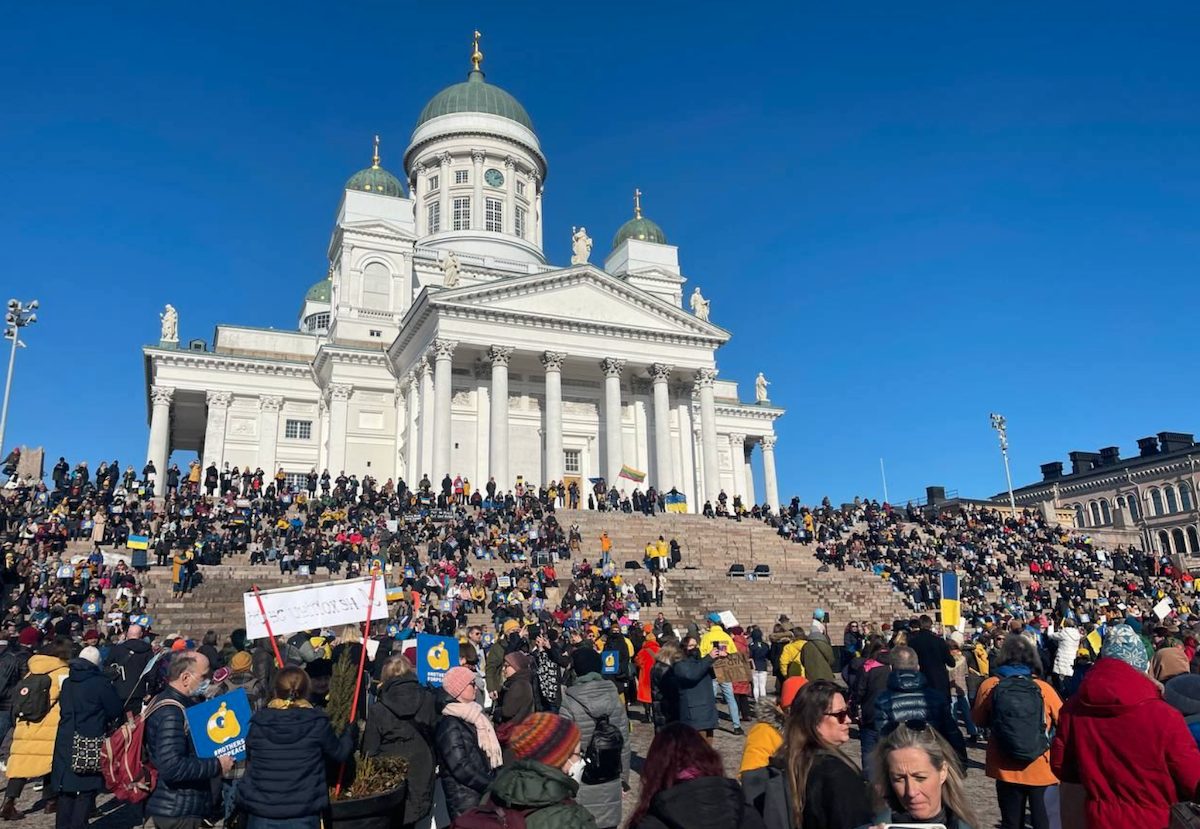 Mosca minaccia, Helsinki scende in piazza. Migliaia di manifestanti per le strade: «Noi stiamo con l’Ucraina» – Il video