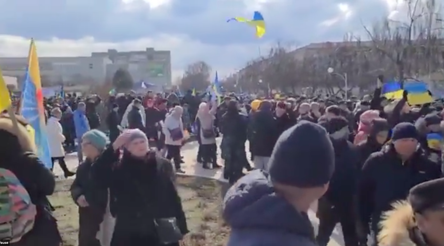 Da Cherson a Nova Kachovka, in Ucraina nuove proteste contro i russi nelle città occupate – I video