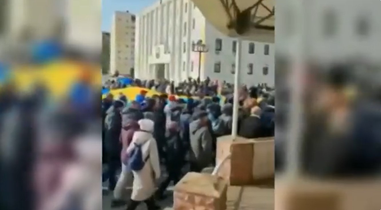 Ucraina, paura al corteo pacifico di Slavutyč: i russi disperdono la folla con spari e granate – I video