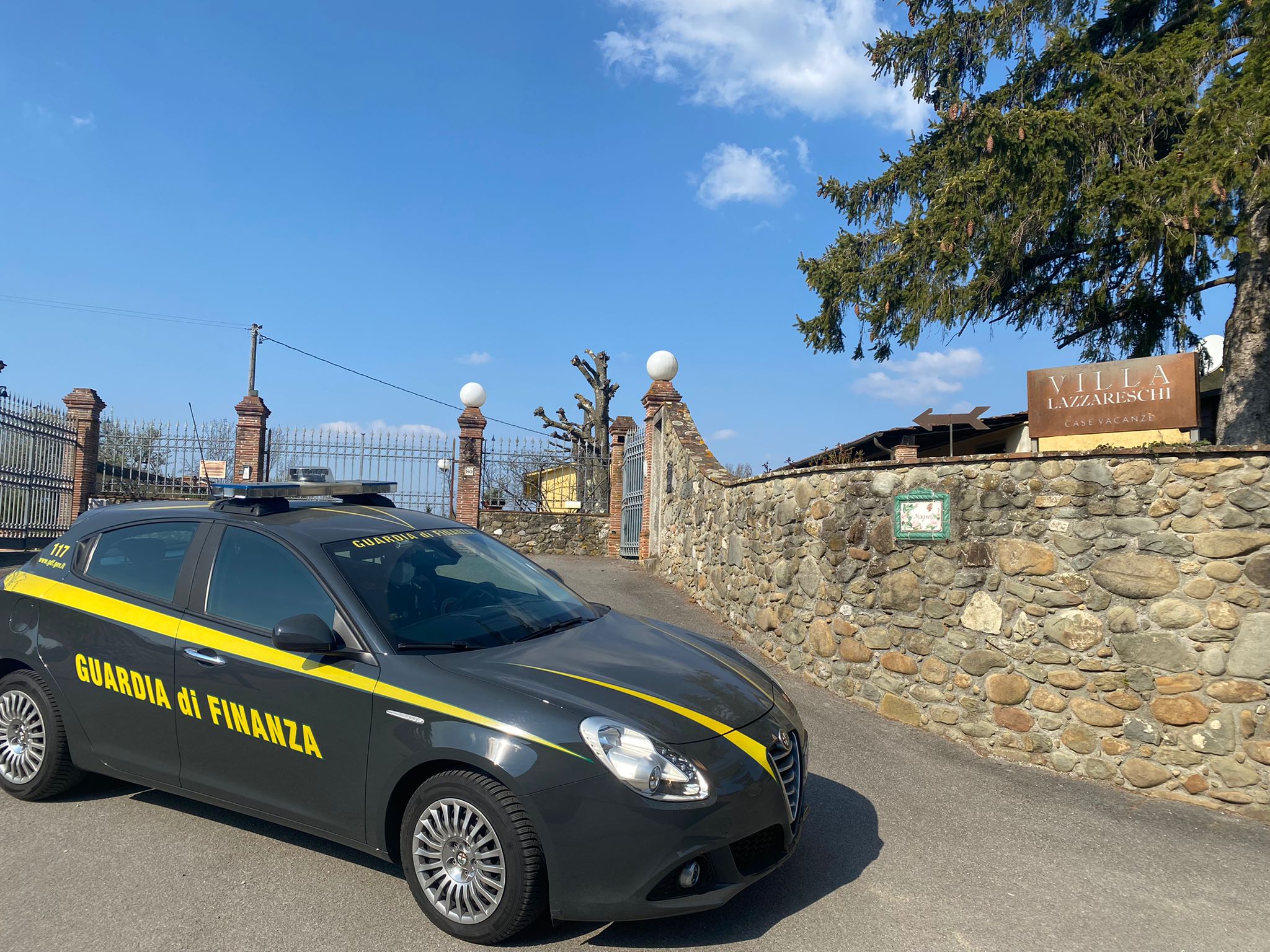 Ucraina, la Gdf sequestra ville, case e yacht per 143 milioni di euro agli oligarchi russi – I video
