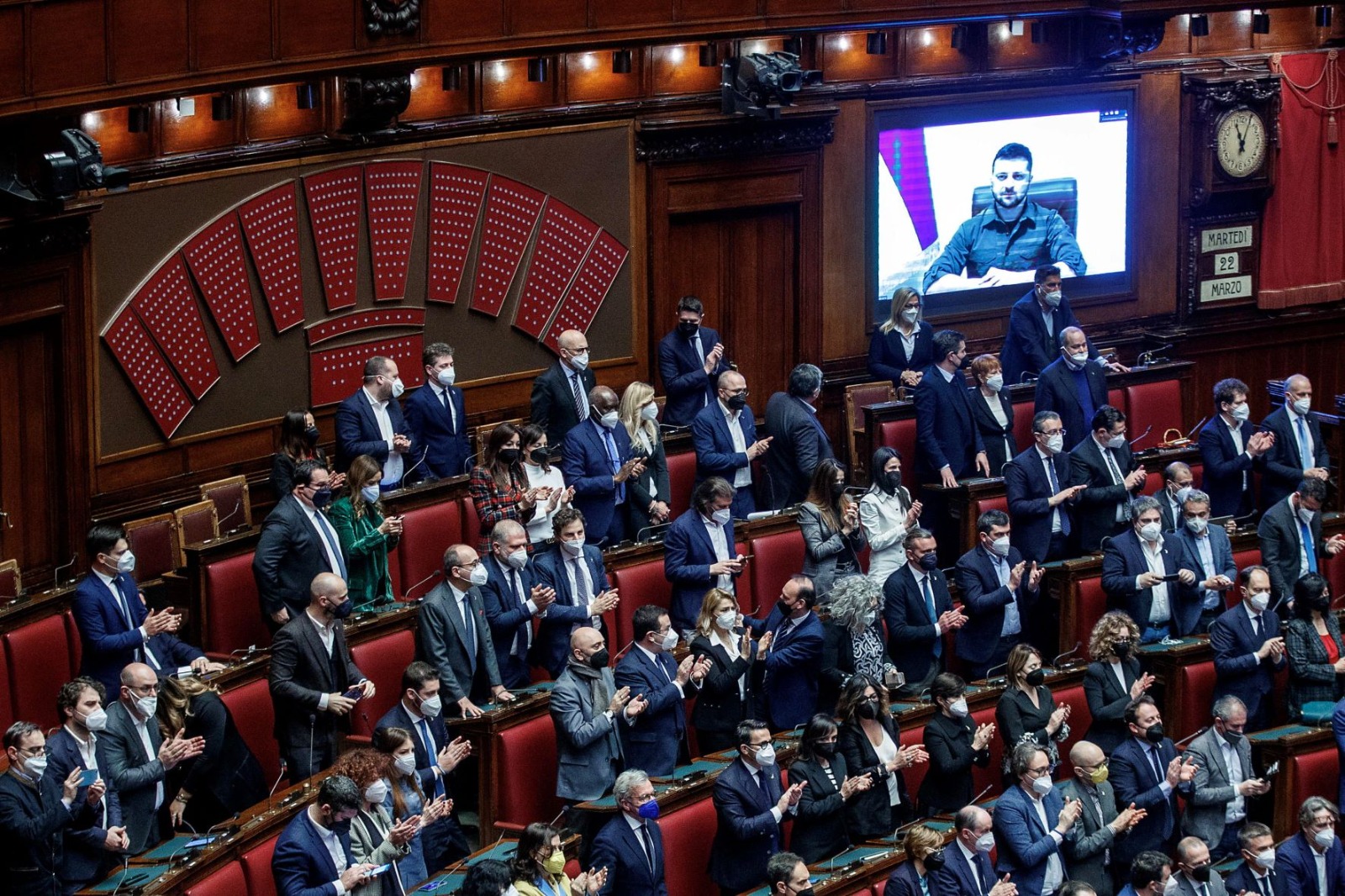 Zelensky ai parlamentari italiani: «Siamo al limite. Immaginate Genova distrutta con Mariupol» – Il video