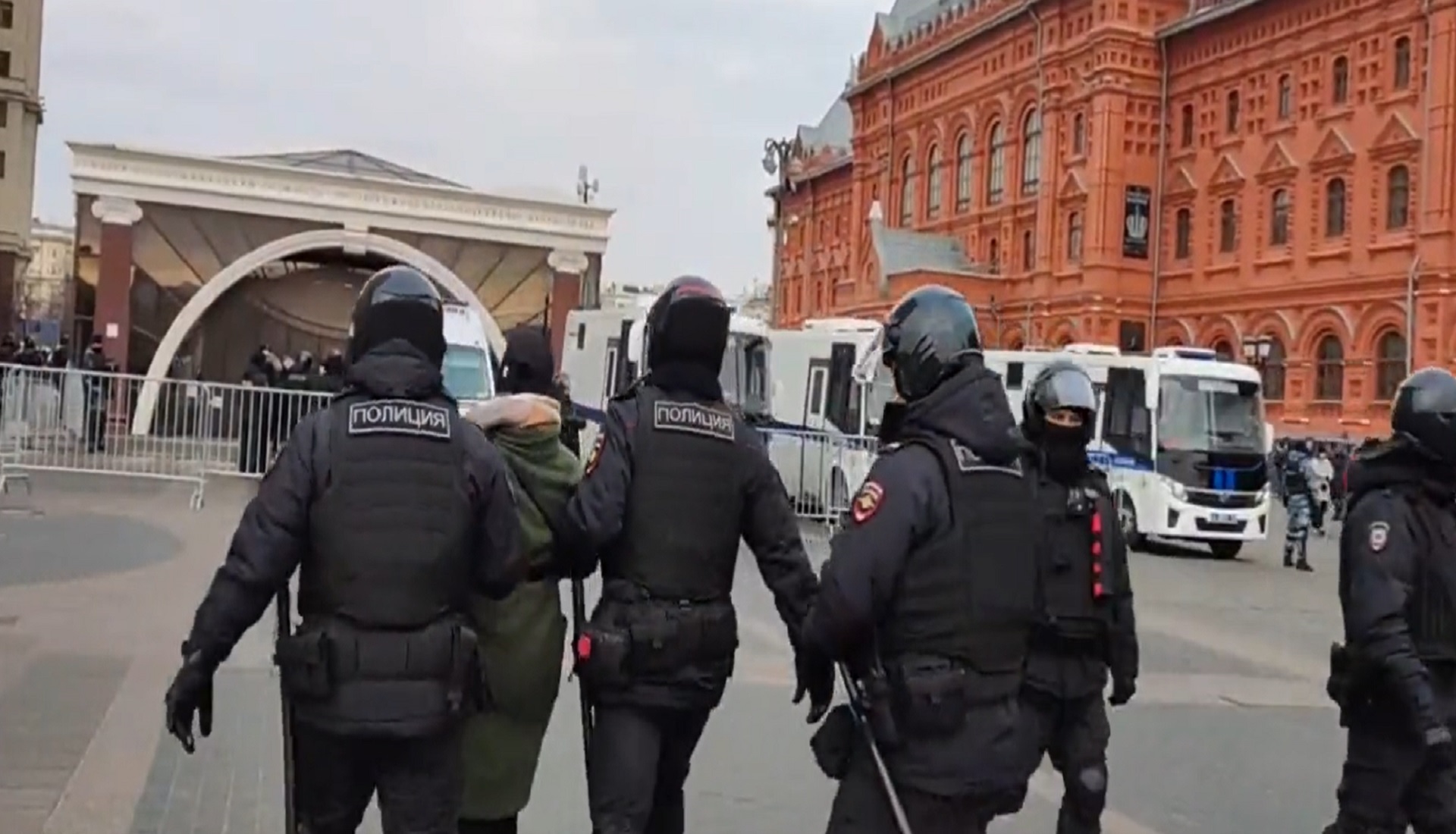 «Presi con la forza e rincorsi nei negozi»: arrestati in Russia più di 14 mila manifestanti contro la guerra – I video
