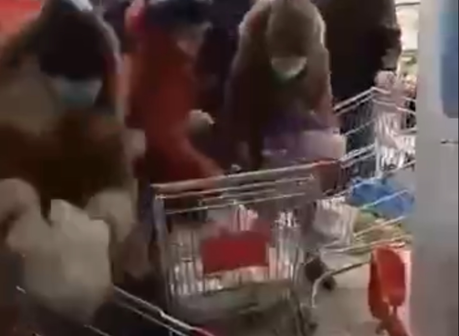 Panico nei supermercati russi, parte l’assalto a zucchero e farina: l’effetto delle sanzioni su prezzi e forniture – Il video