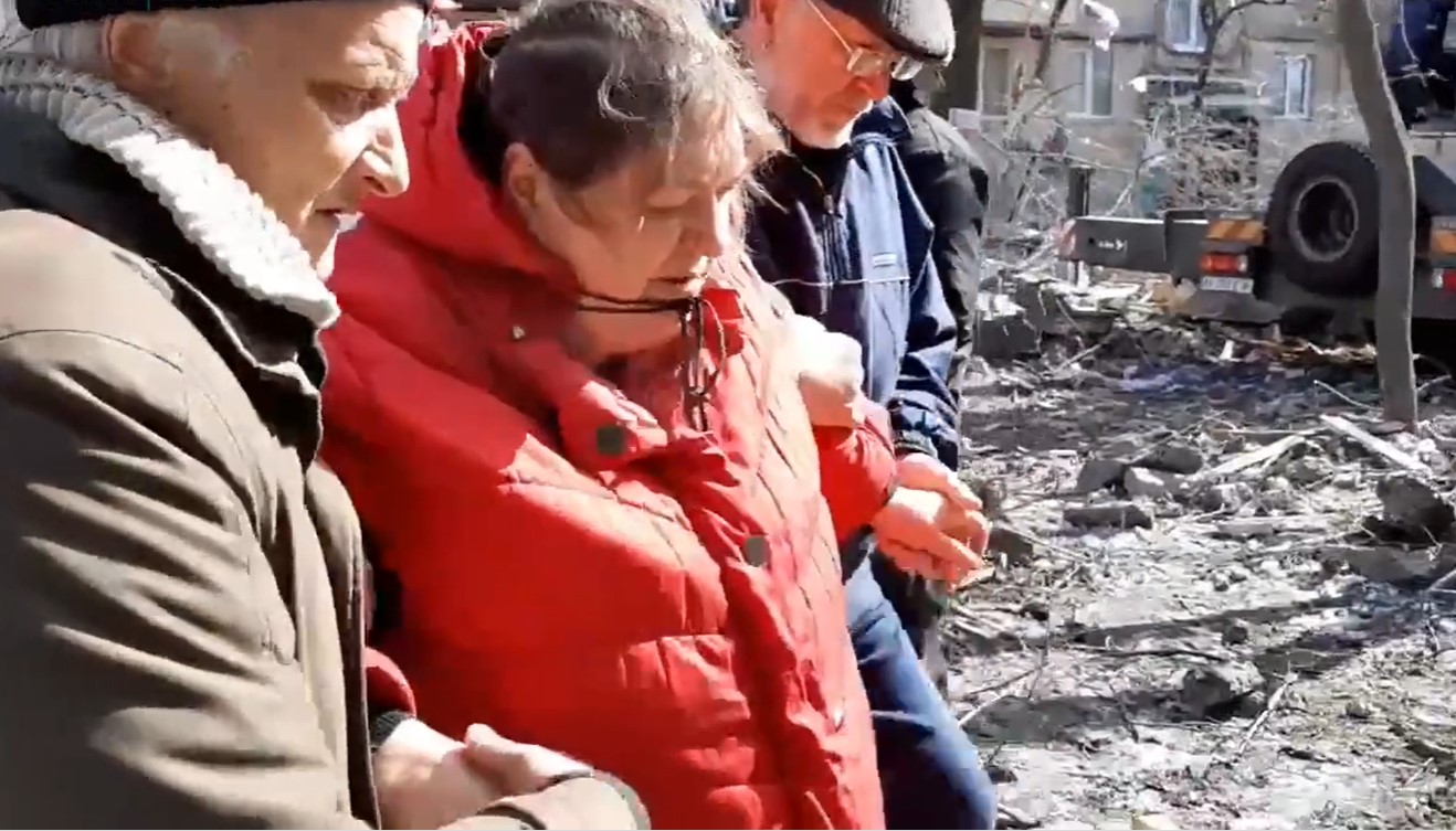 Ucraina, a Kharkiv cadono le bombe delle truppe russe durante l’evacuazione dei civili – Il video