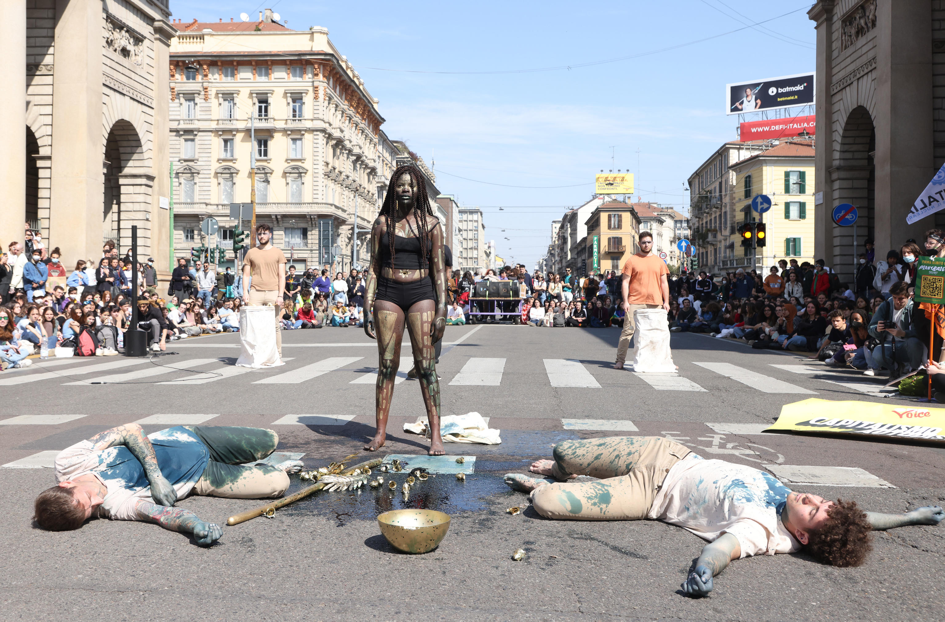 Una performance organizzata al termine della  manifestazione Fridays for future organizzata dagli studenti e che ha attraversato le vie del centro di Milano, 25 Marzo 2022.
ANSA / MATTEO BAZZI