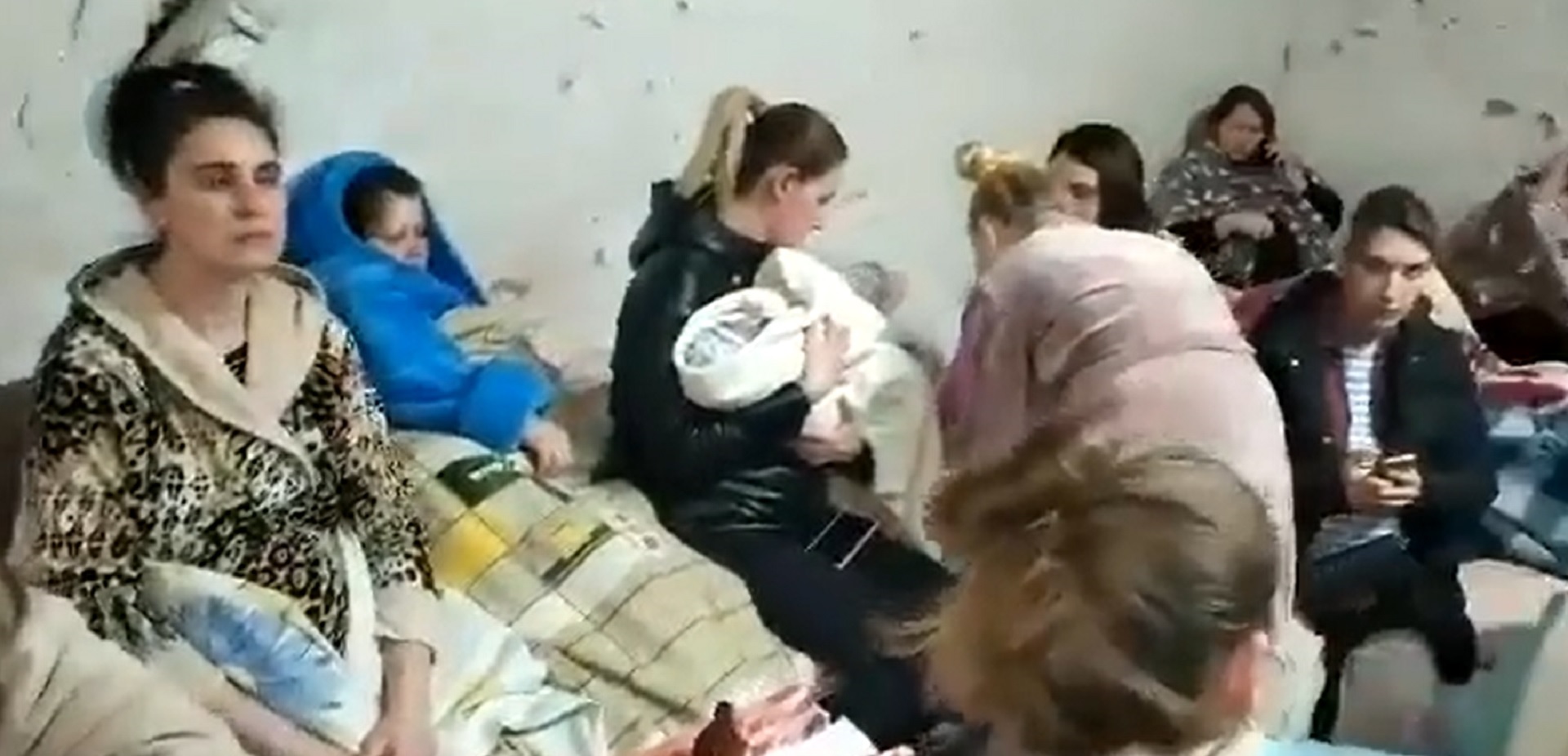 Ucraina, raid su Odessa: donne incinte e neonati nascosti nel seminterrato dell’ospedale – Il video