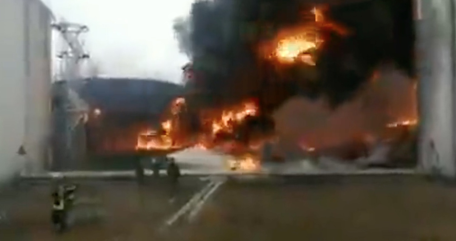 Raid russi sulle case di Chernihiv, brucia un deposito di petrolio – Il video