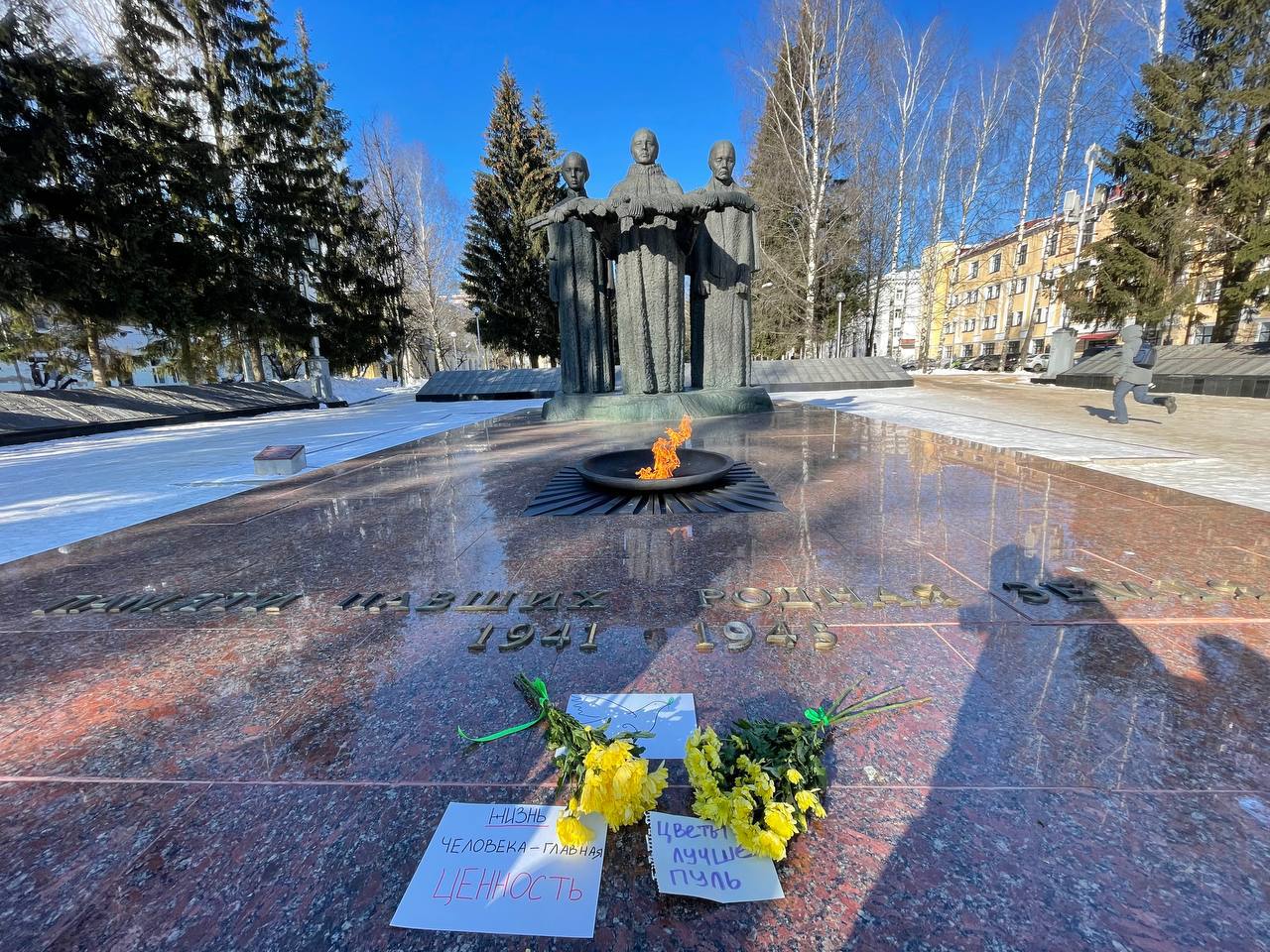 «I fiori dell’8 marzo per le vittime della guerra in Ucraina» La protesta delle femministe russe – Il video