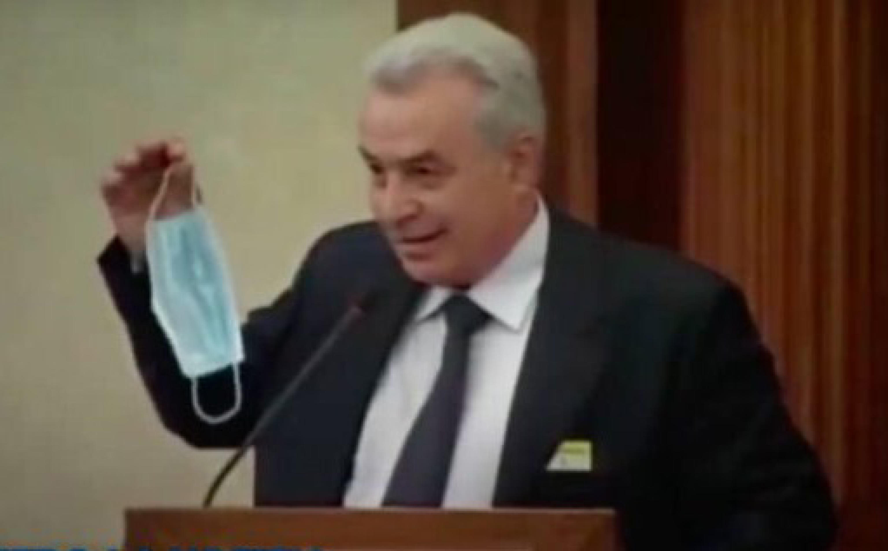 Il magistrato della Corte d'appello di Messina, Angelo Giorgianni, durante la 
 la manifestazione di protesta "No paura day" organizzata nel pomeriggio nella città dello Stretto, con la partecipazione di circa 300 persone senza mascherina, Messina, 12 giugno 2021. ANSA/GIANLUCA ROSSELLINI